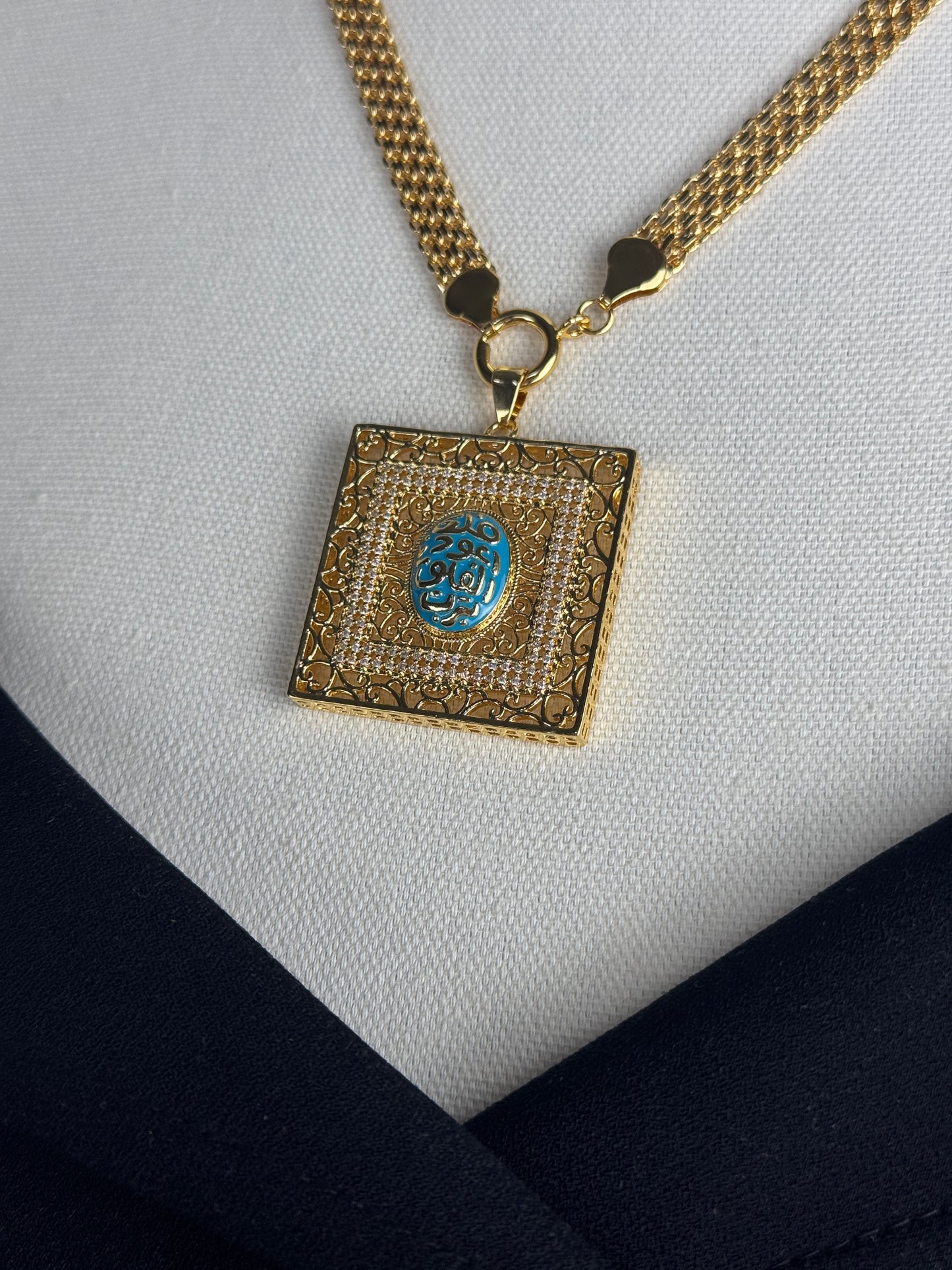 ITALIAN GOLD NECKLACE.