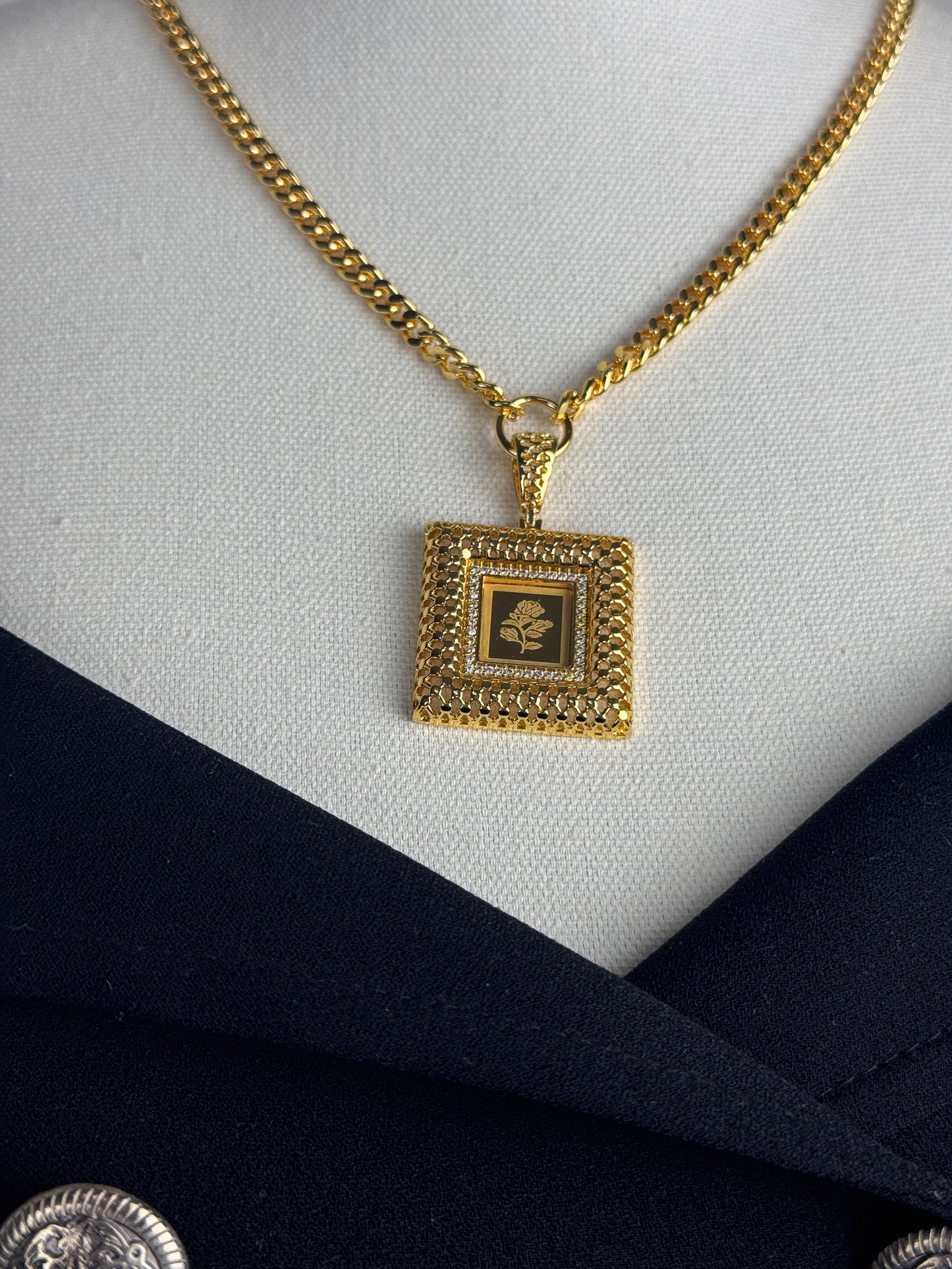 ITALIAN GOLD NECKLACE.