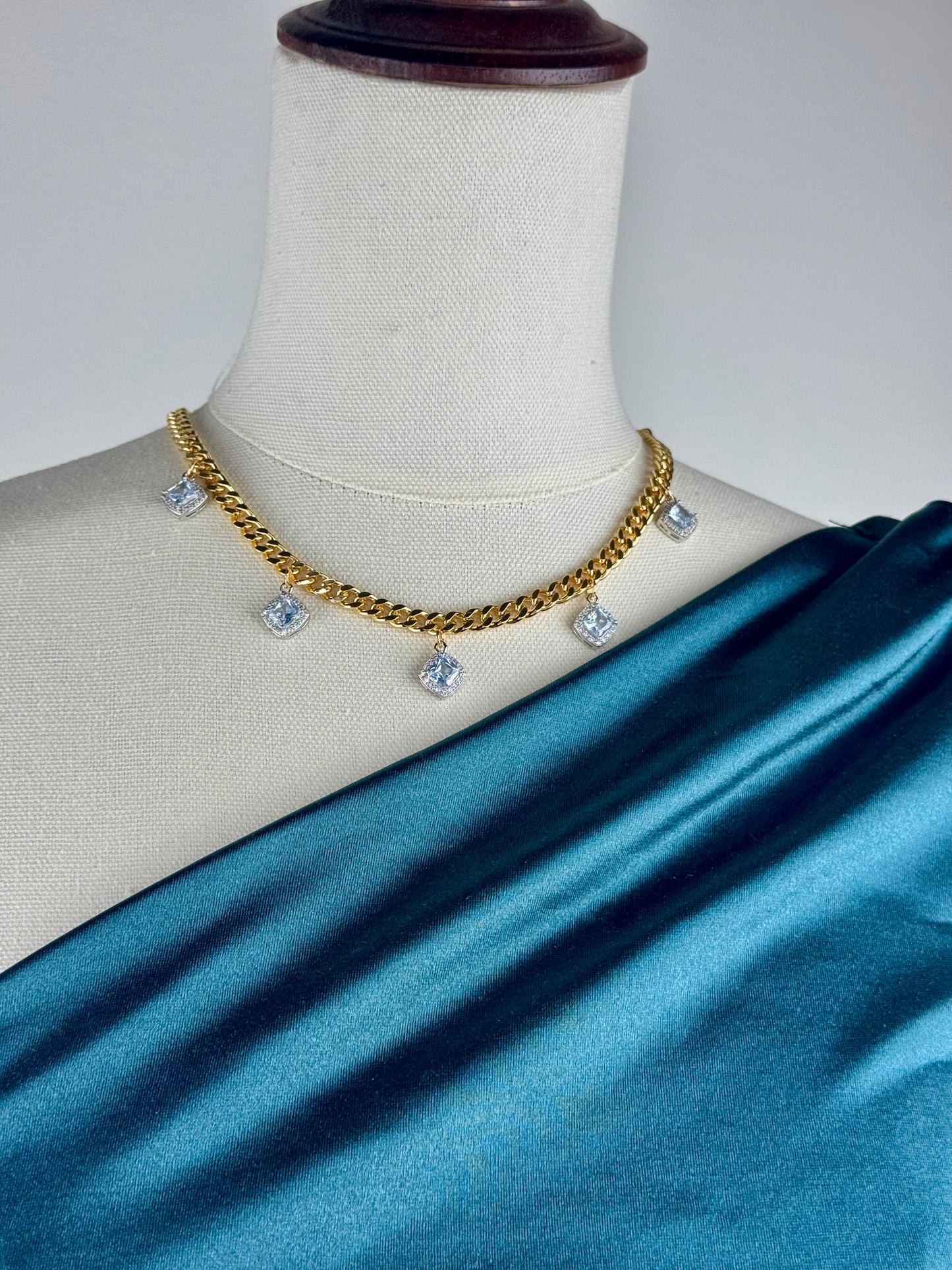 ITALIAN GOLD NECKLACE.