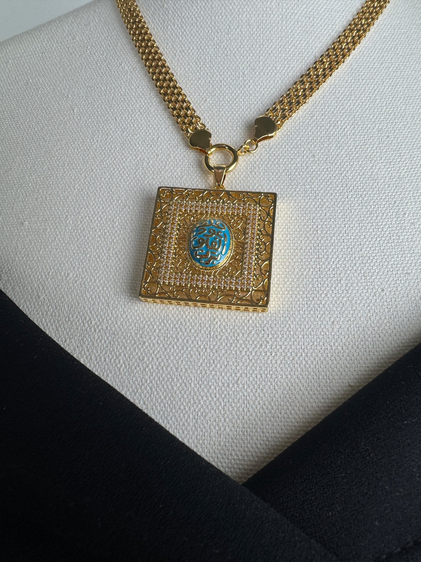 ITALIAN GOLD NECKLACE.