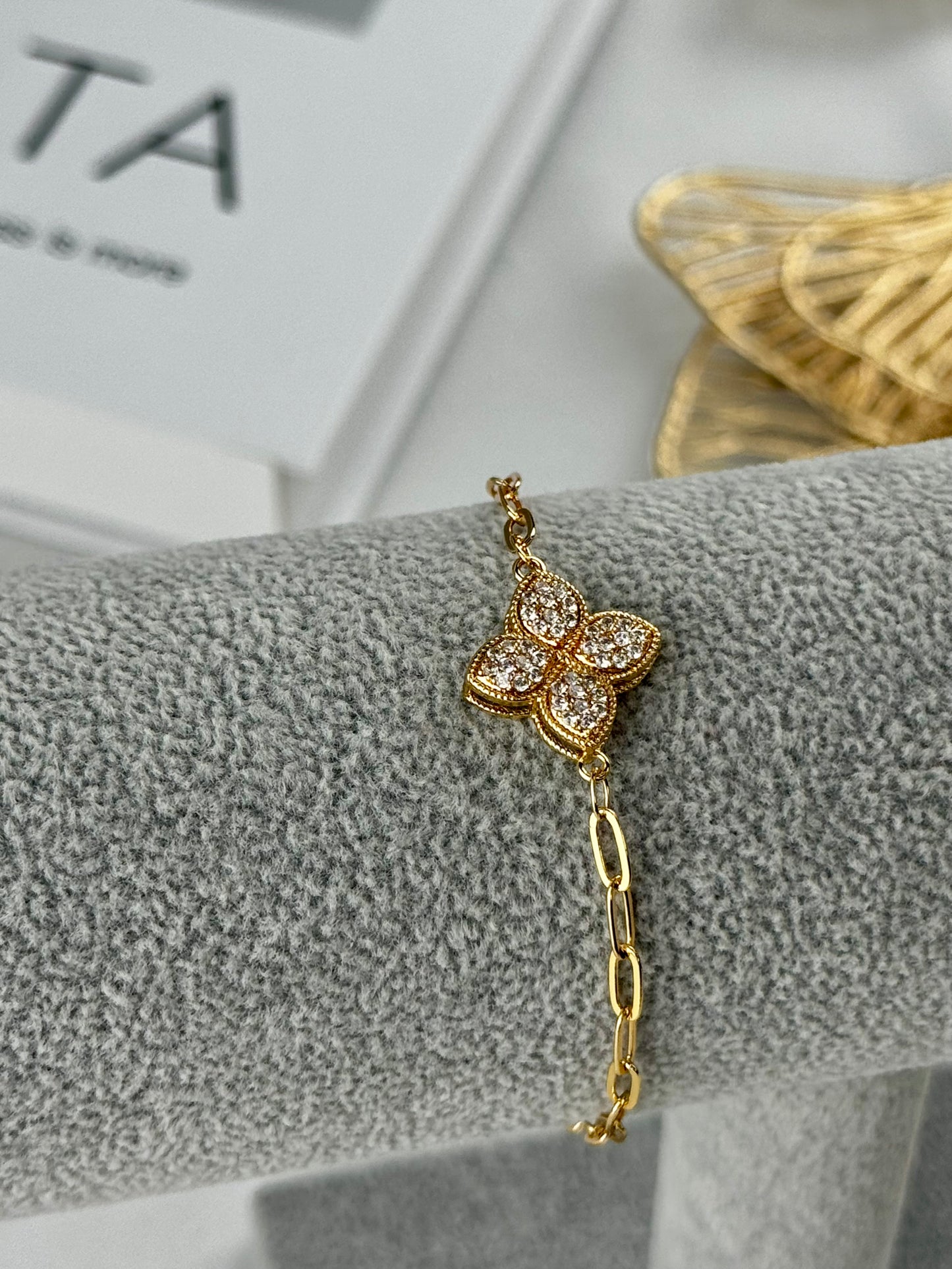 ITALIAN GOLD BRACELET.