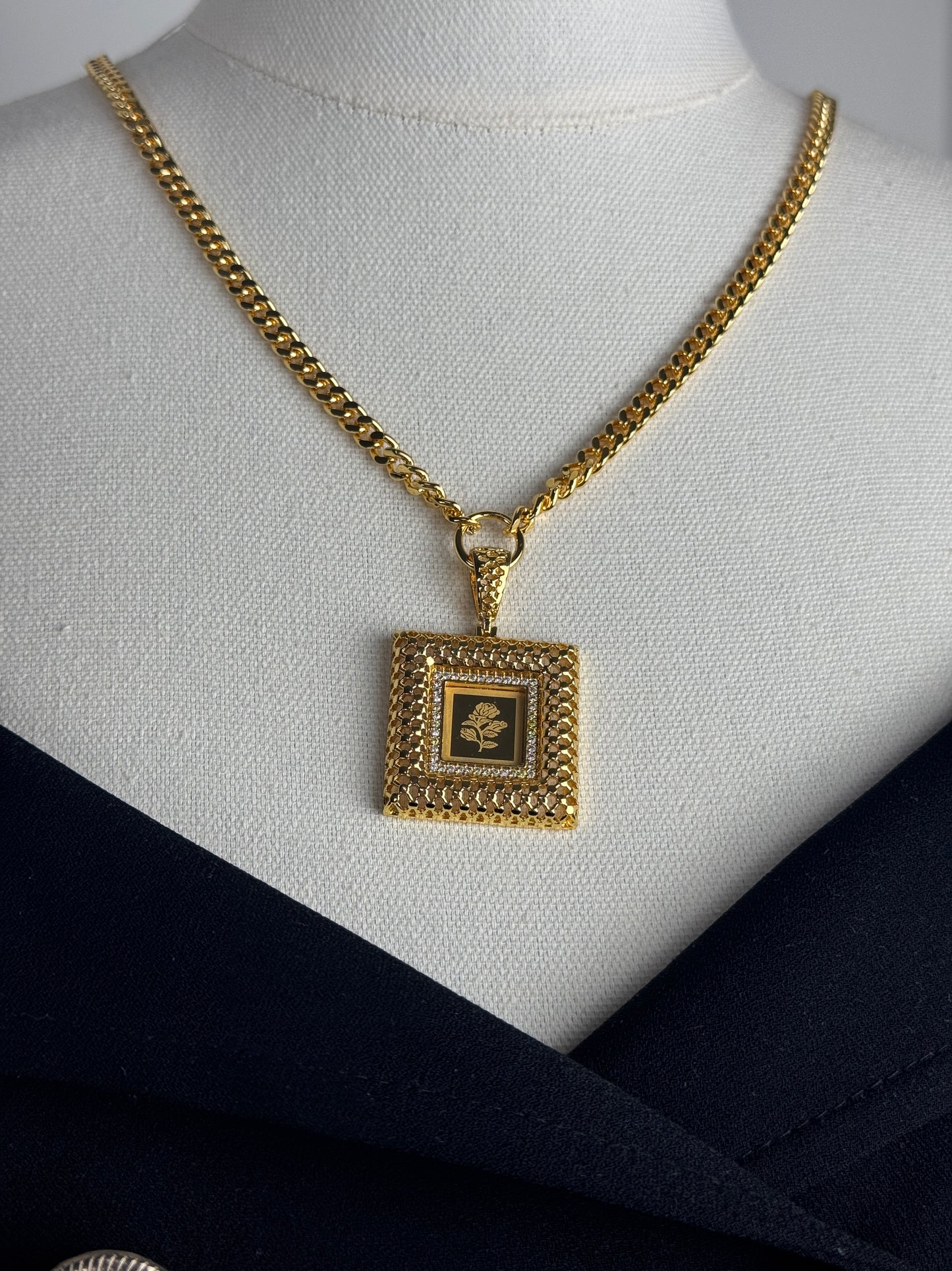 ITALIAN GOLD NECKLACE.
