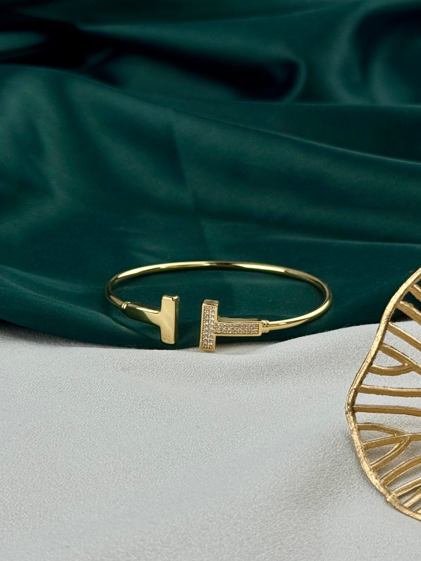 ITALIAN GOLD BANGLE BRACELET.