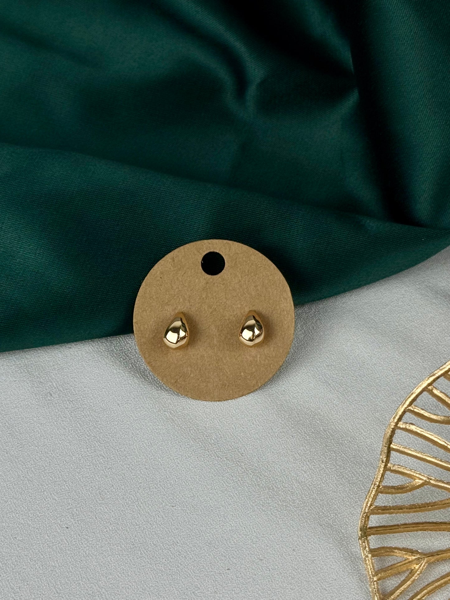 ITALIAN GOLD EARRINGS.