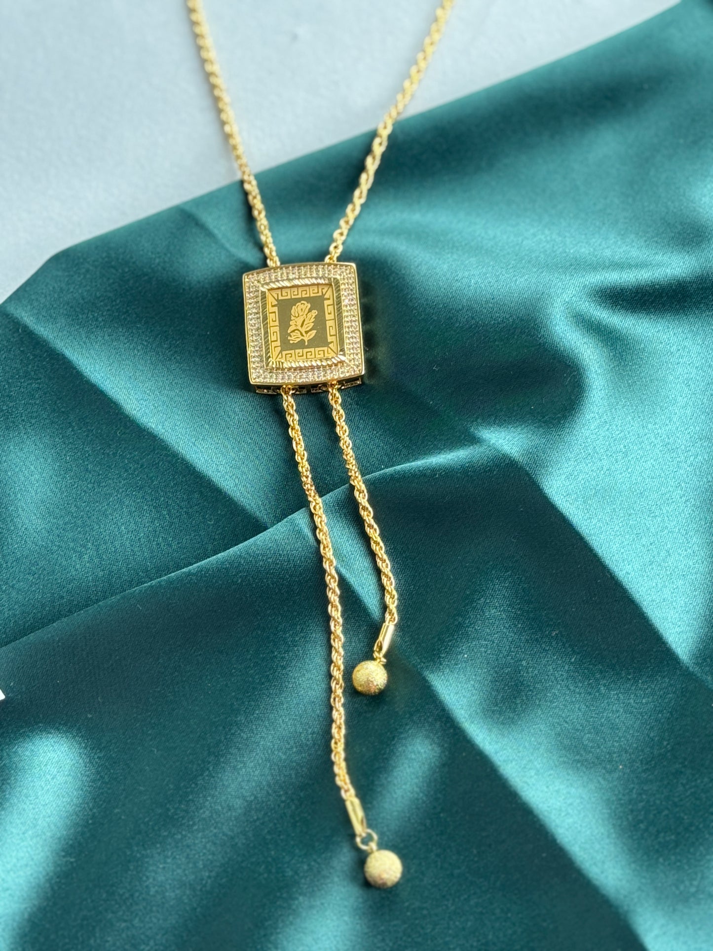 ITALIAN GOLD NECKLACE.