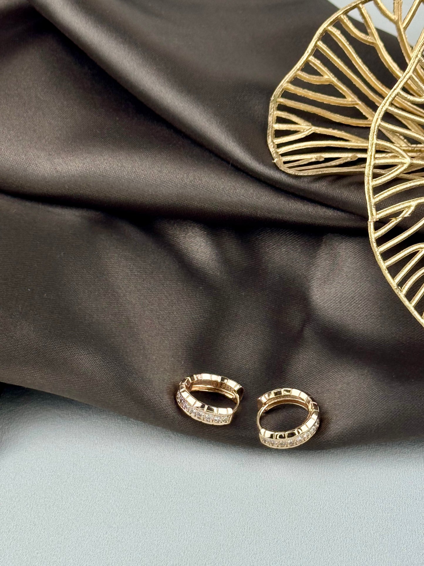 ITALIAN GOLD EARRINGS.