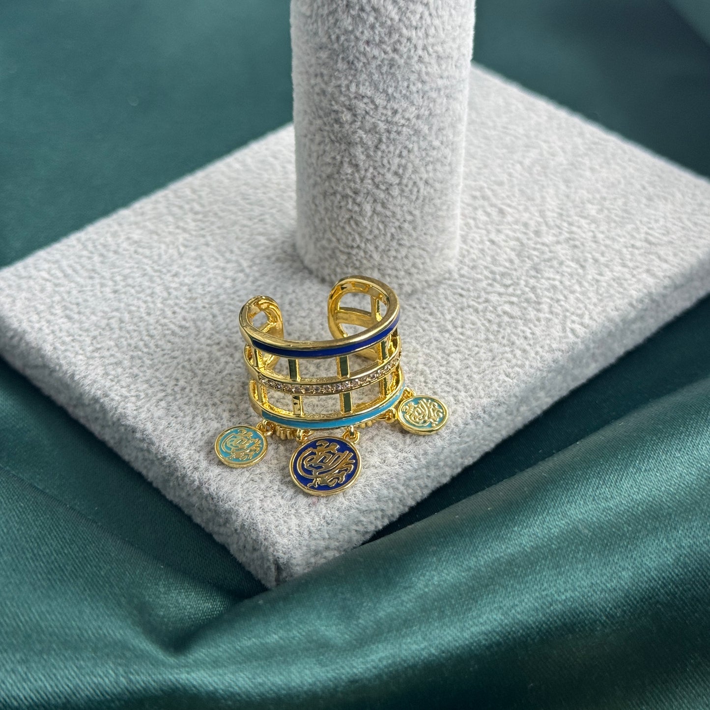 ITALIAN GOLD BRACELET AND RING SET.