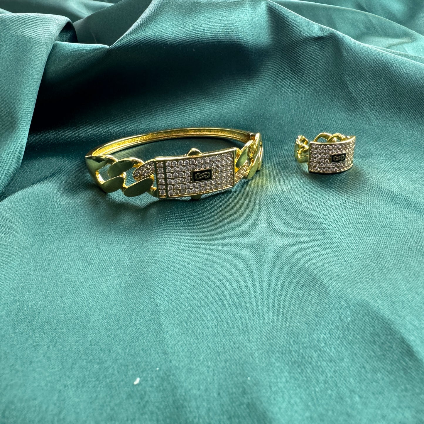 ITALIAN GOLD BRACELET AND RING SET.