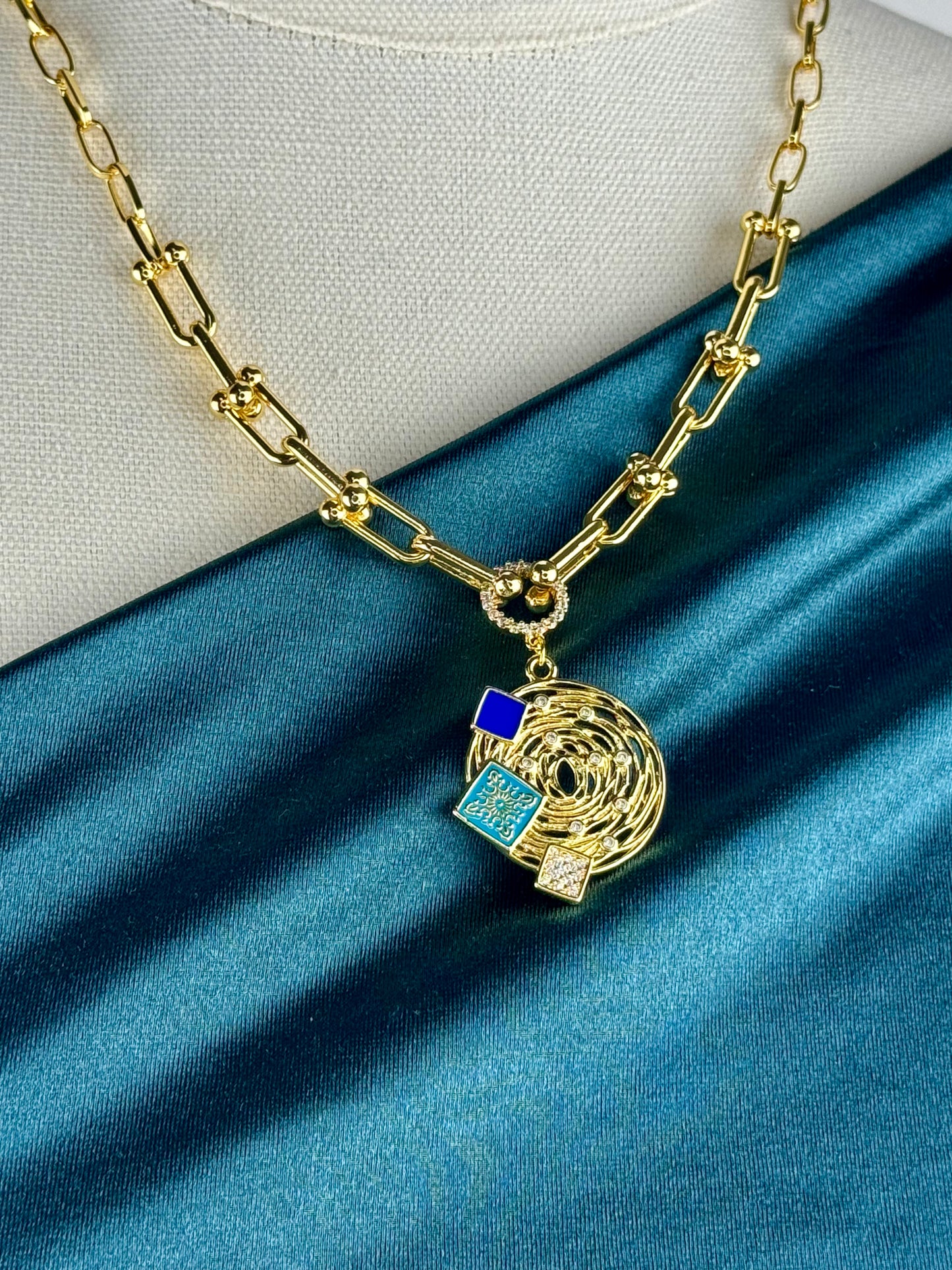 ITALIAN GOLD NECKLACE.