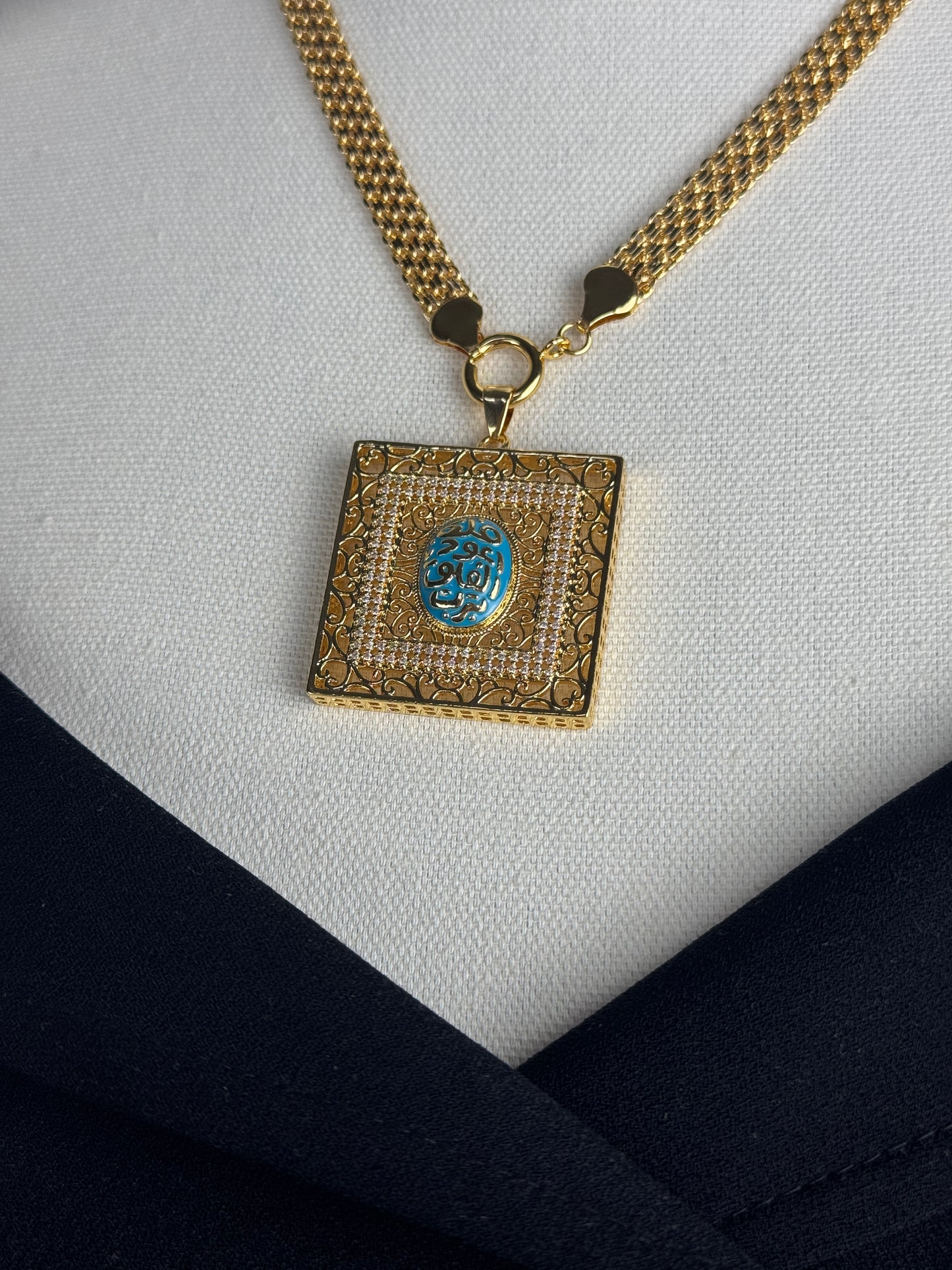 ITALIAN GOLD NECKLACE.