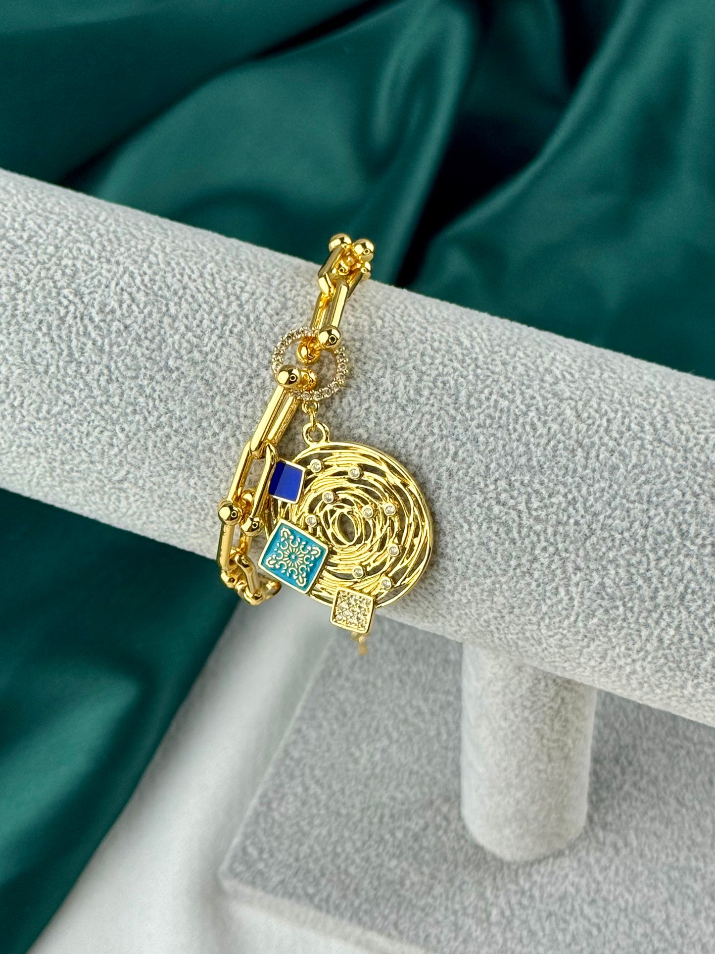 ITALIAN GOLD BRACELET.