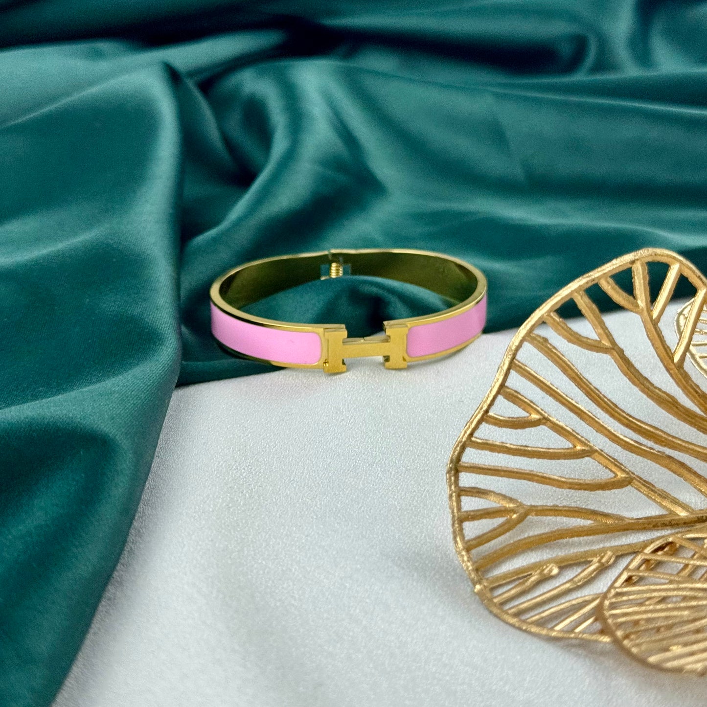 ITALIAN GOLD BANGLE BRACELET.
