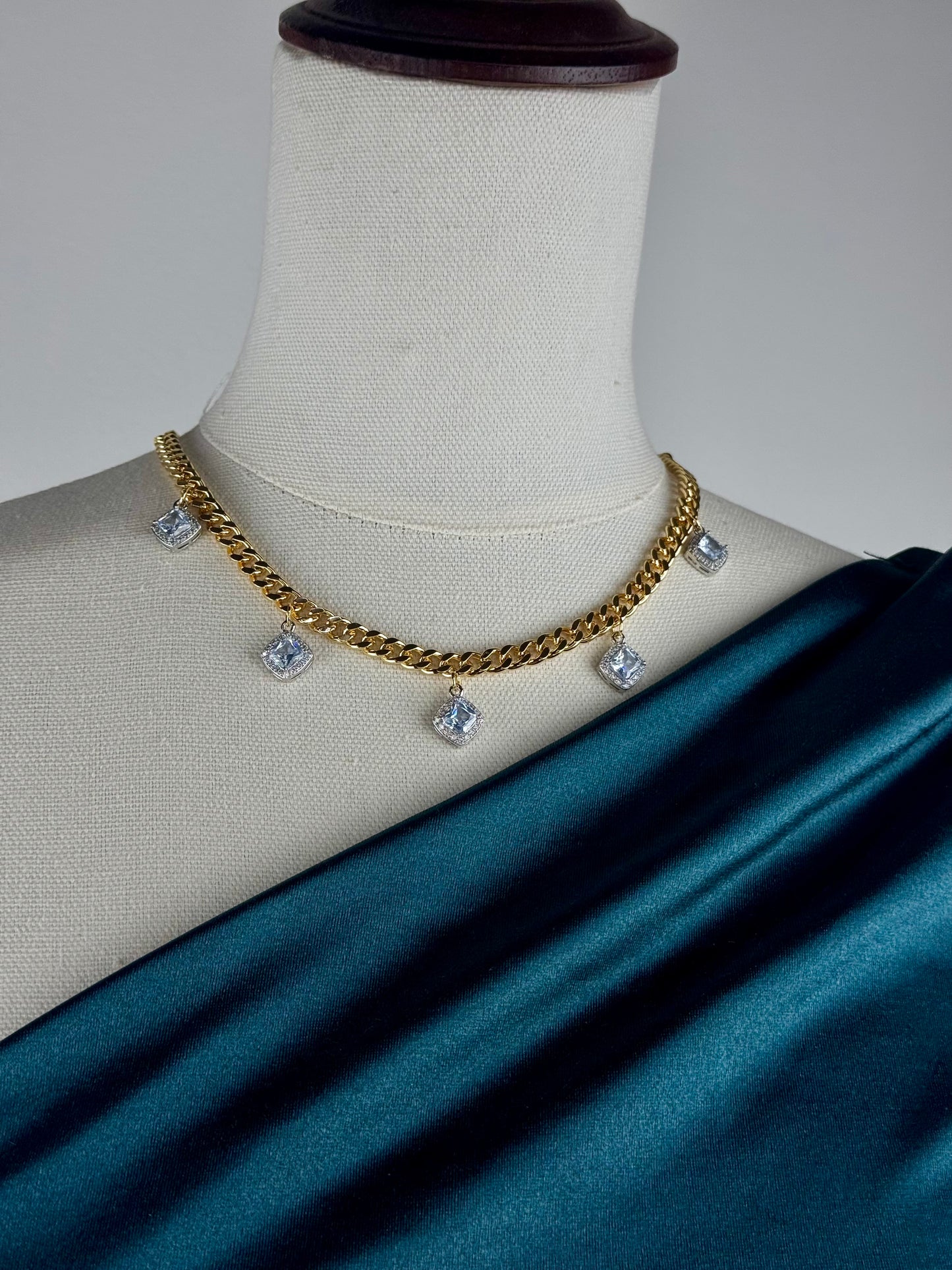 ITALIAN GOLD NECKLACE.
