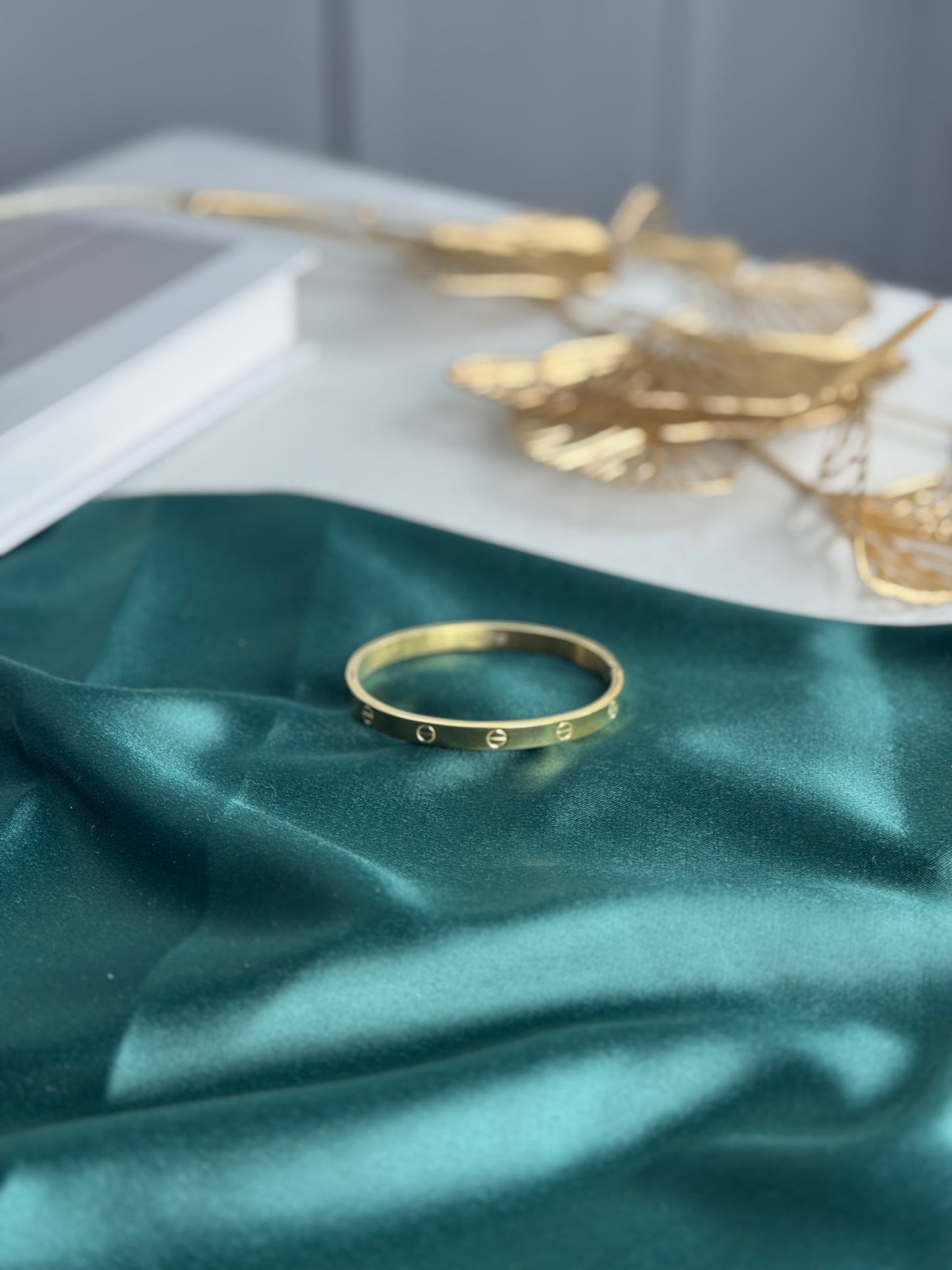 ITALIAN GOLD BANGLE BRACELET.