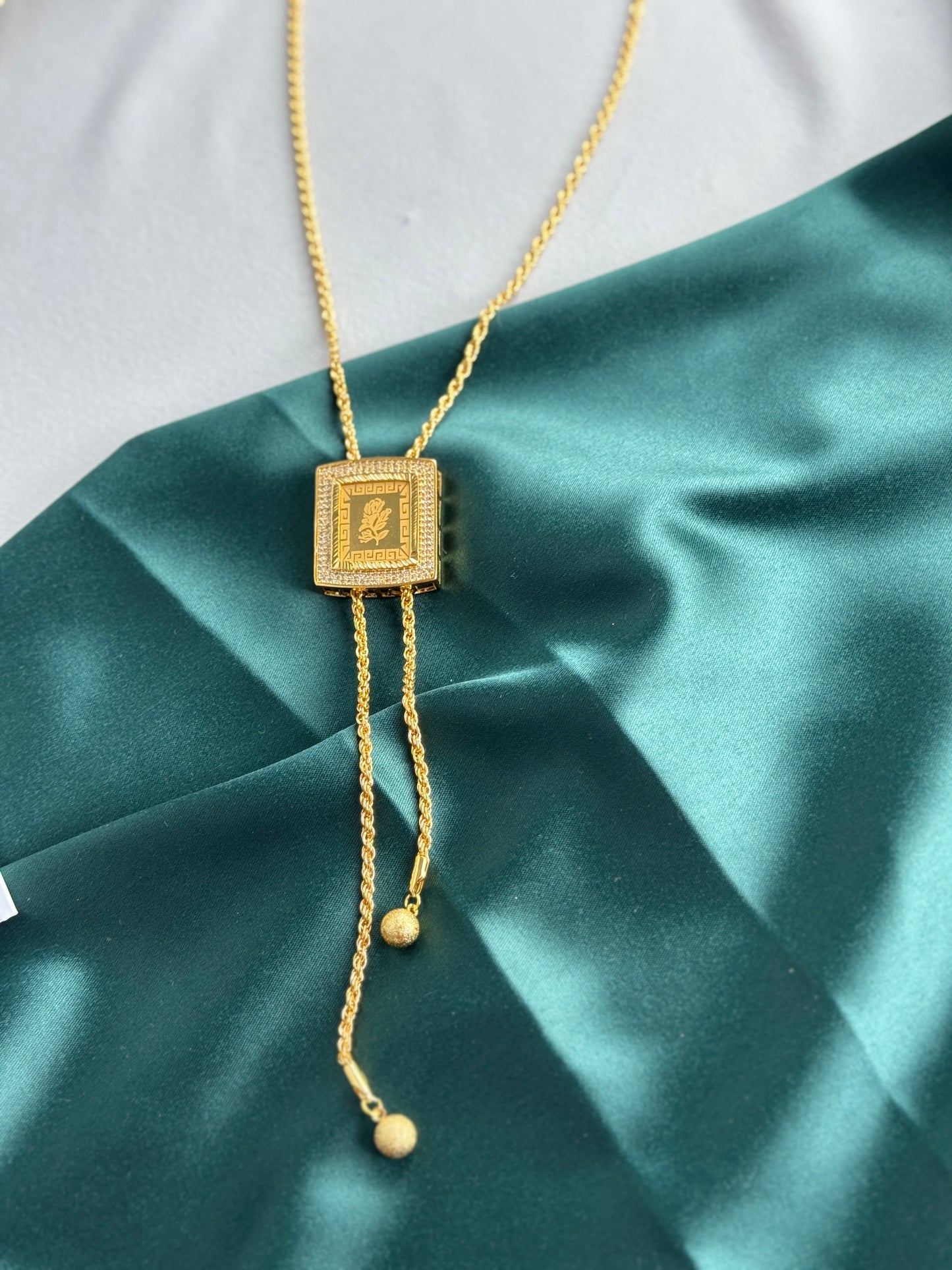 ITALIAN GOLD NECKLACE.