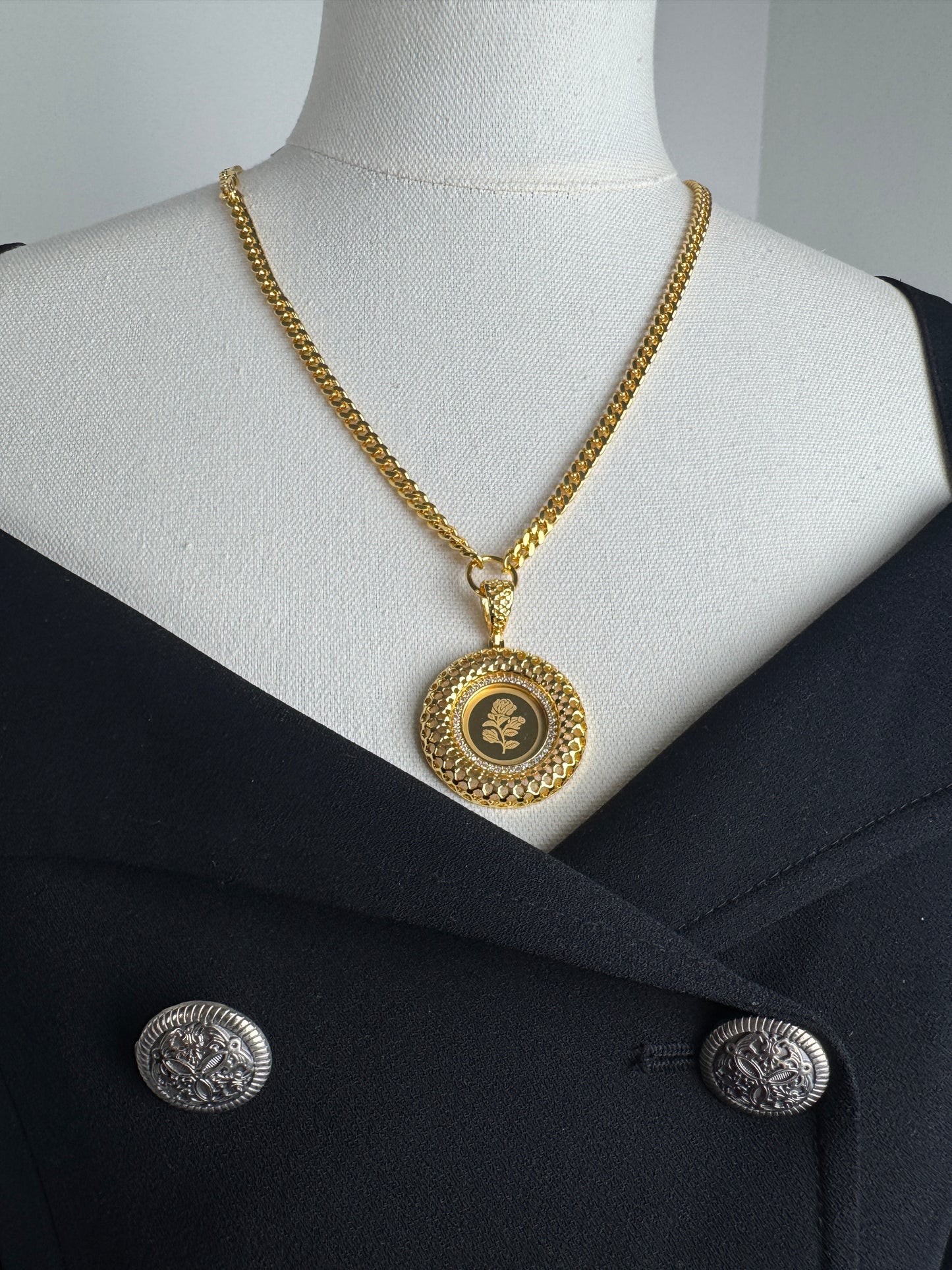 ITALIAN GOLD NECKLACE.