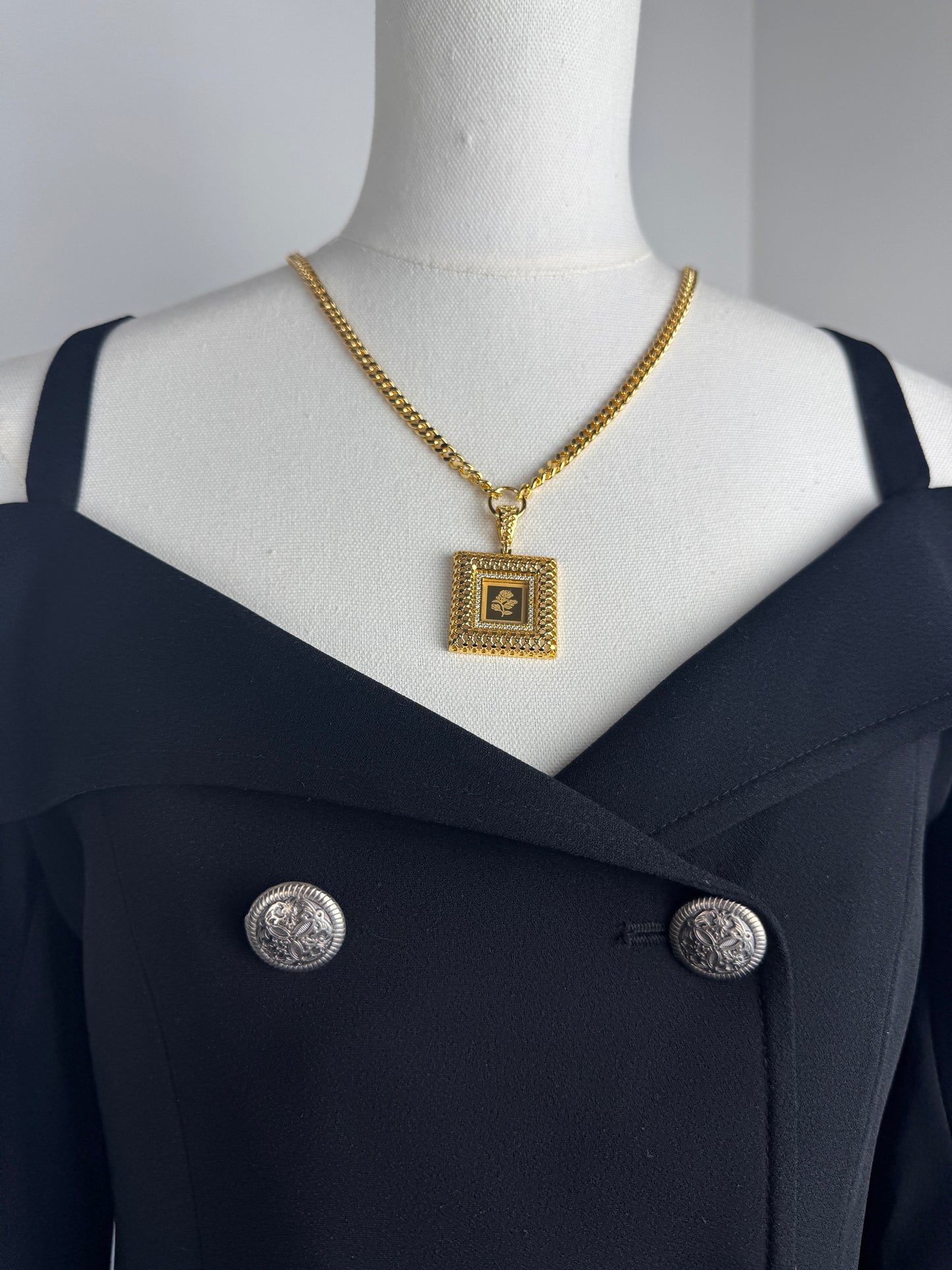 ITALIAN GOLD NECKLACE.