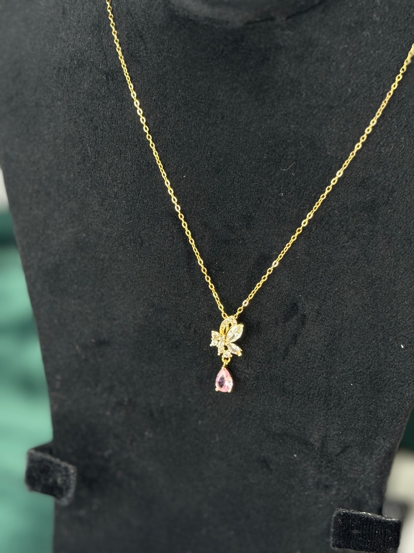 ITALIAN GOLD NECKLACE.