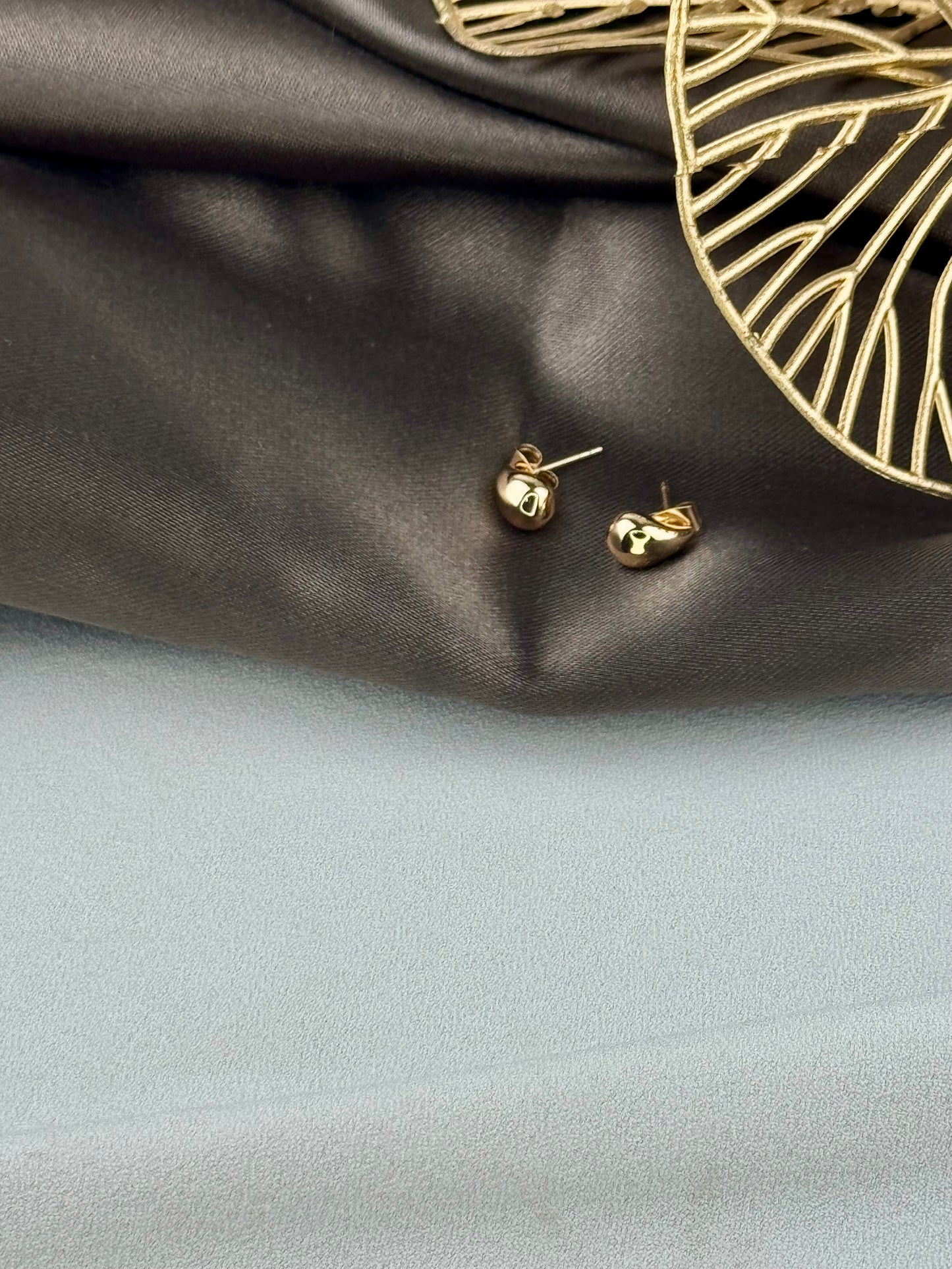 ITALIAN GOLD EARRINGS.