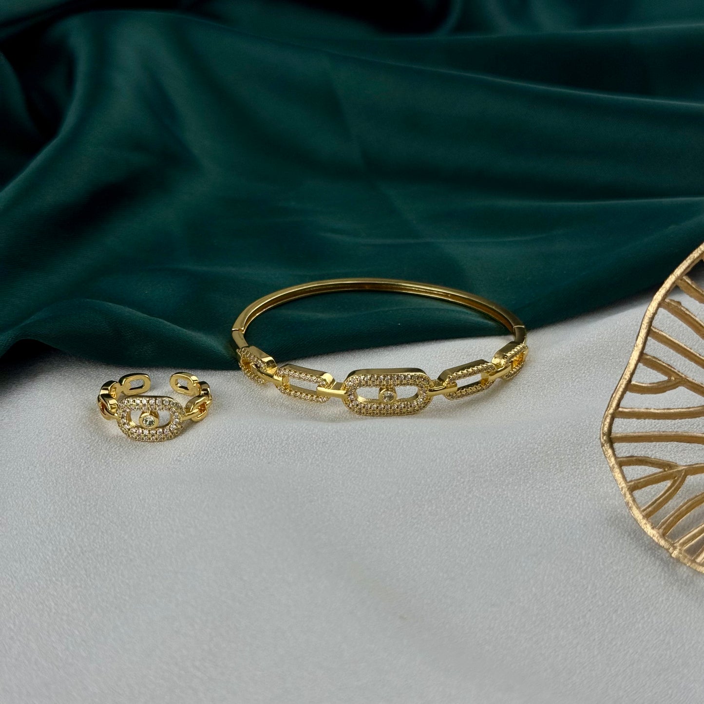 ITALIAN GOLD BRACELET AND RING SET.
