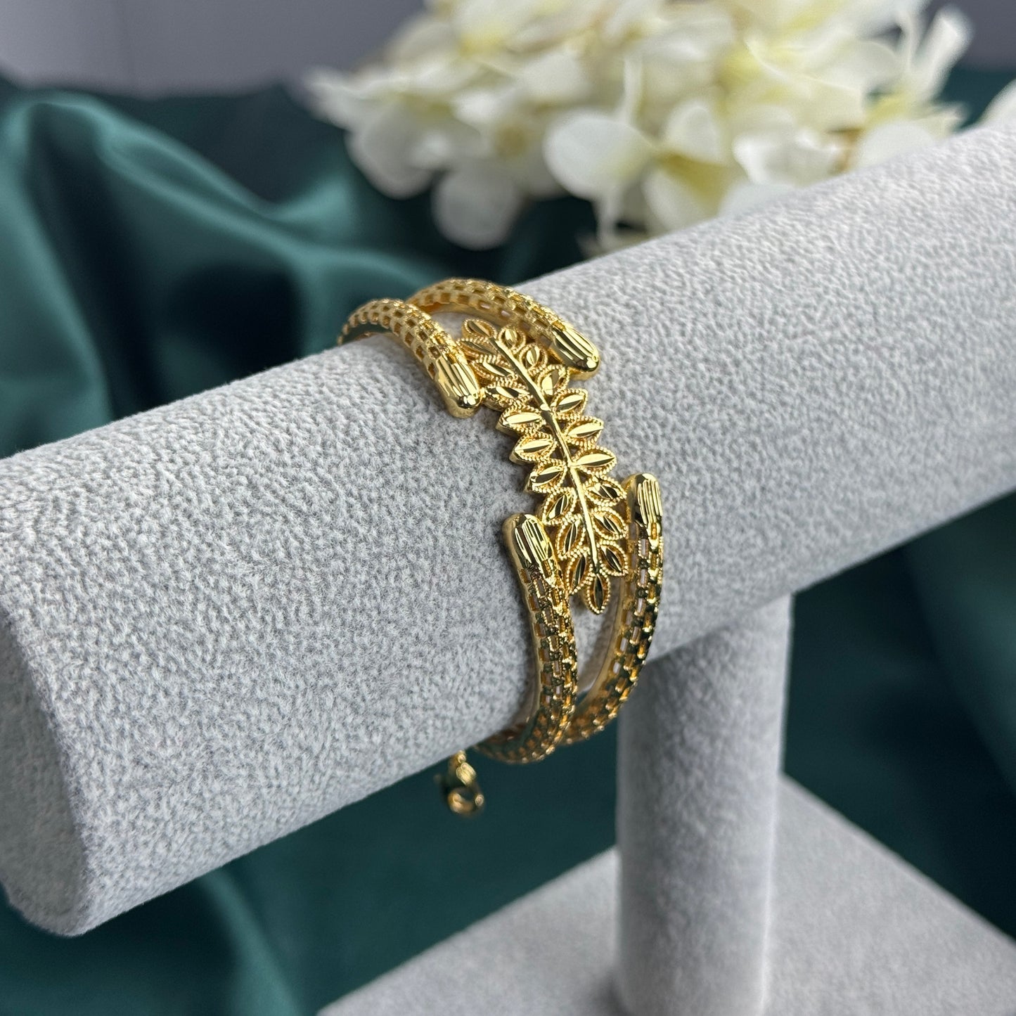ITALIAN GOLD BRACELET AND RING SET.