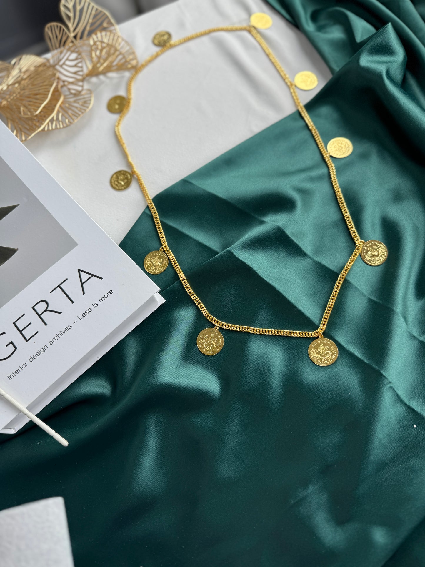 ITALIAN GOLD NECKLACE.