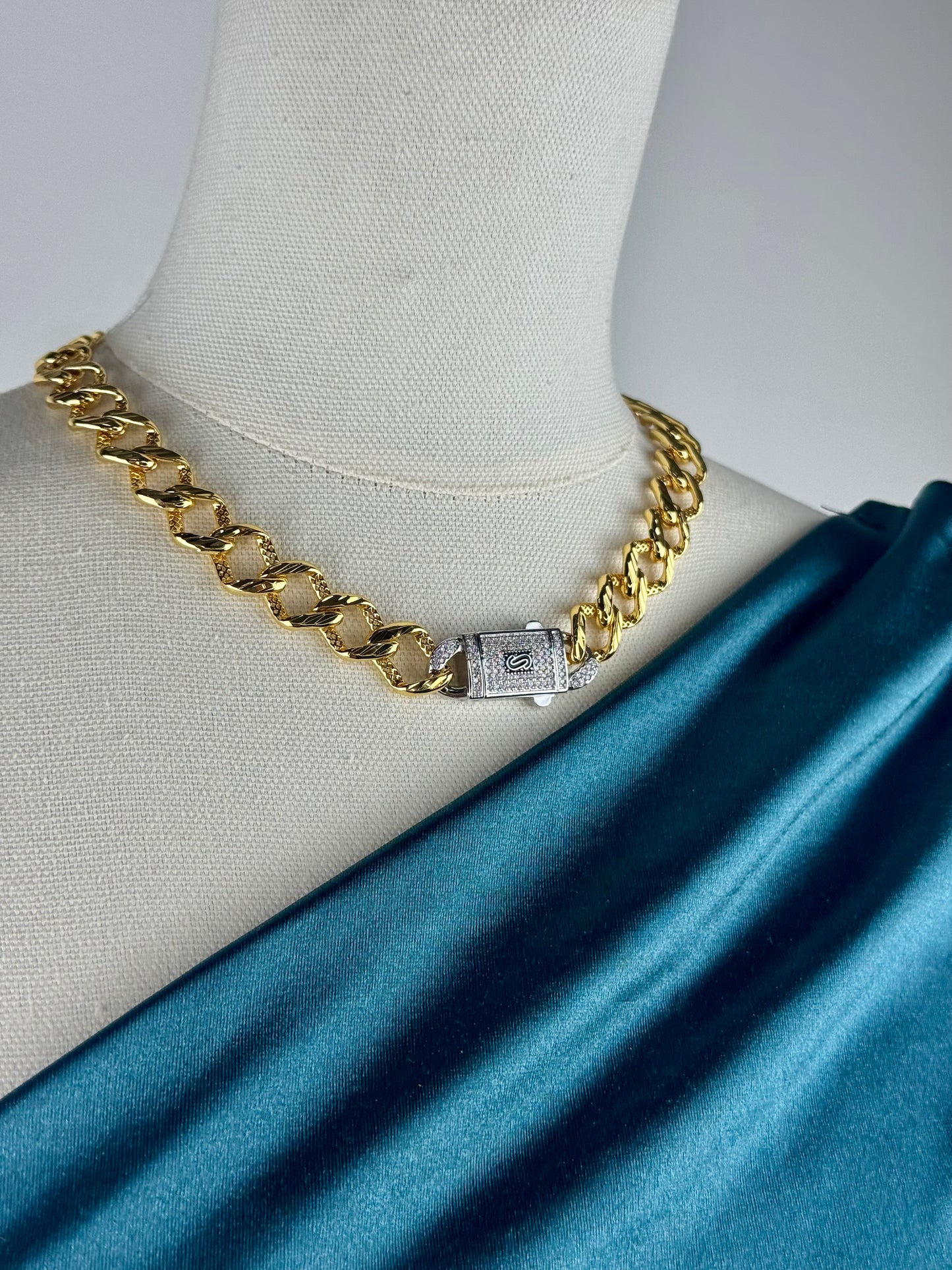 ITALIAN GOLD NECKLACE.