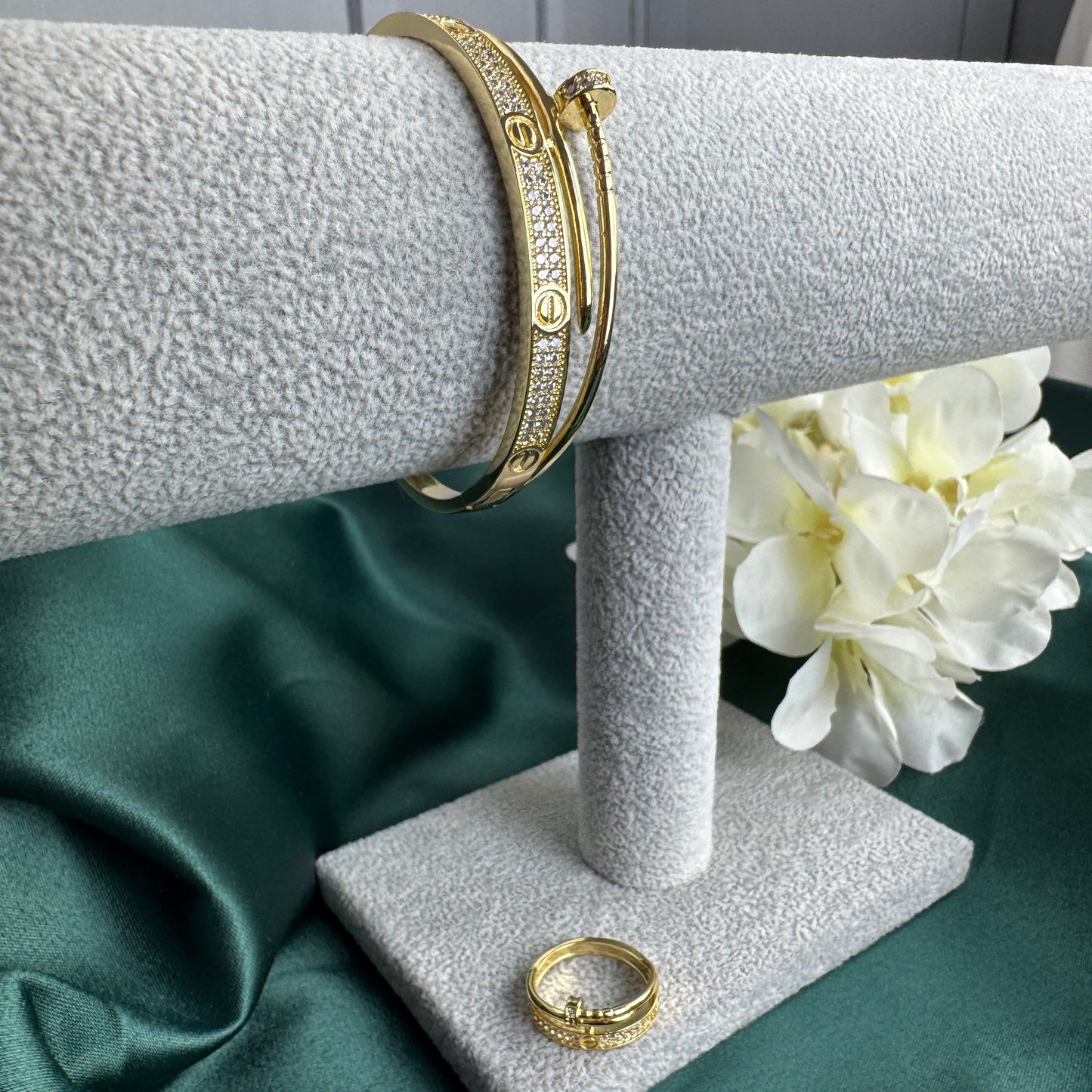 ITALIAN GOLD BRACELET AND RING SET.