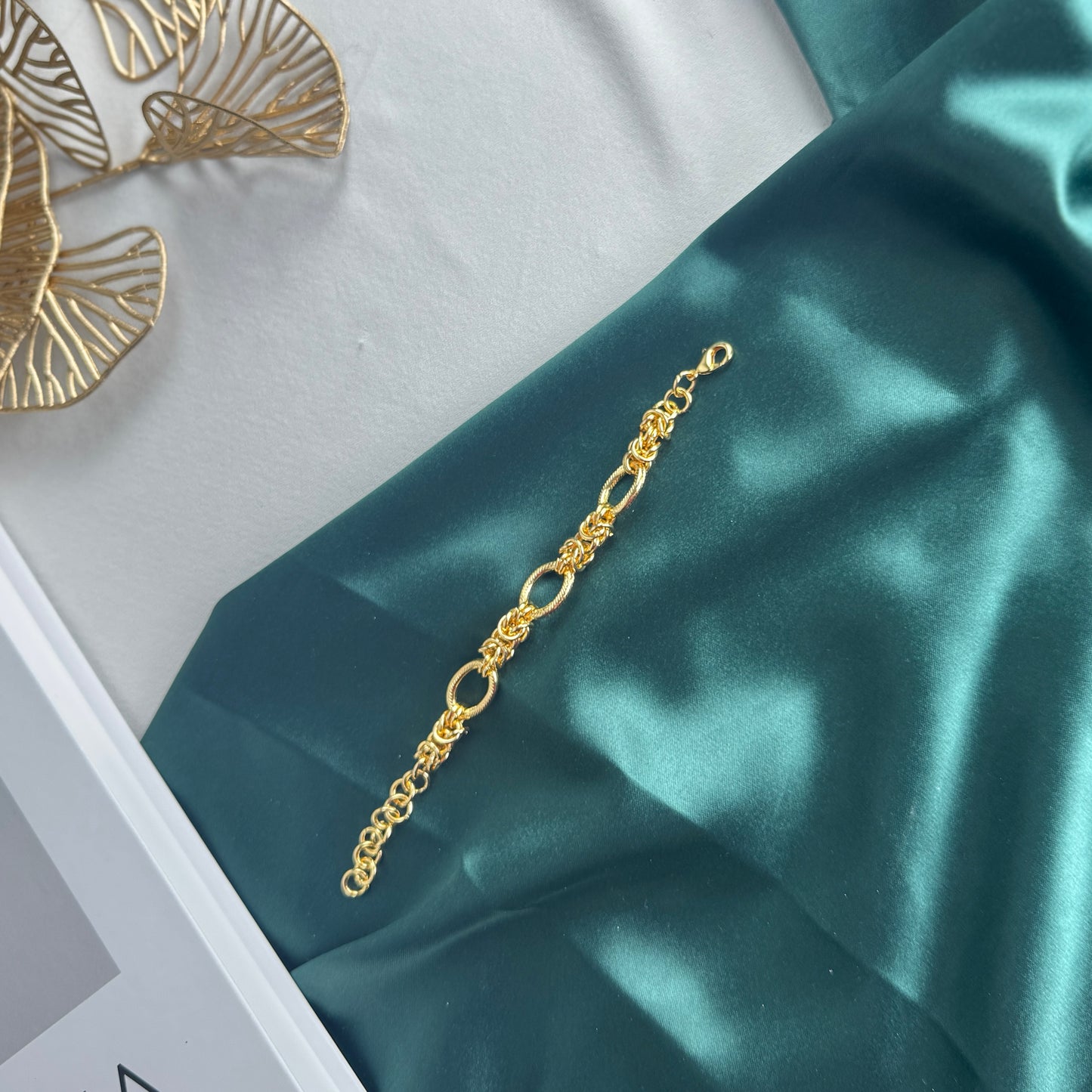 ITALIAN GOLD BRACELET.