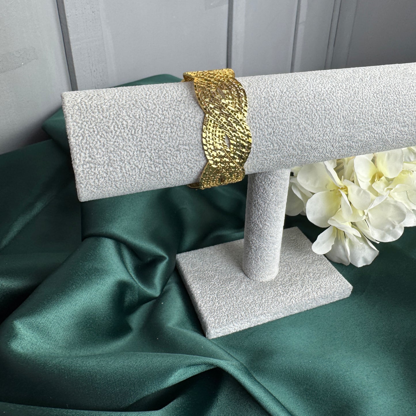 ITALIAN GOLD BANGLE BRACELET