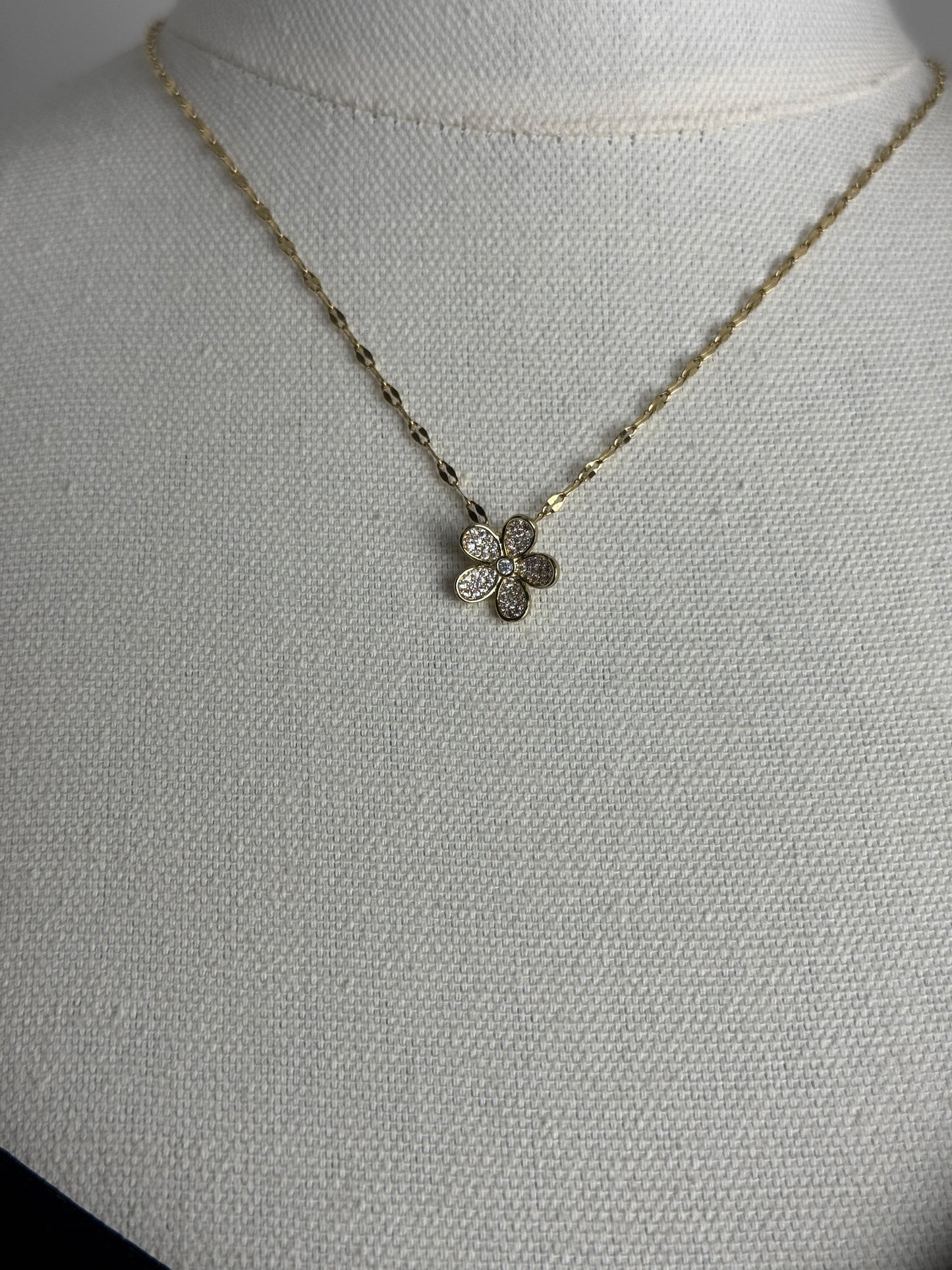 ITALIAN GOLD NECKLACE.