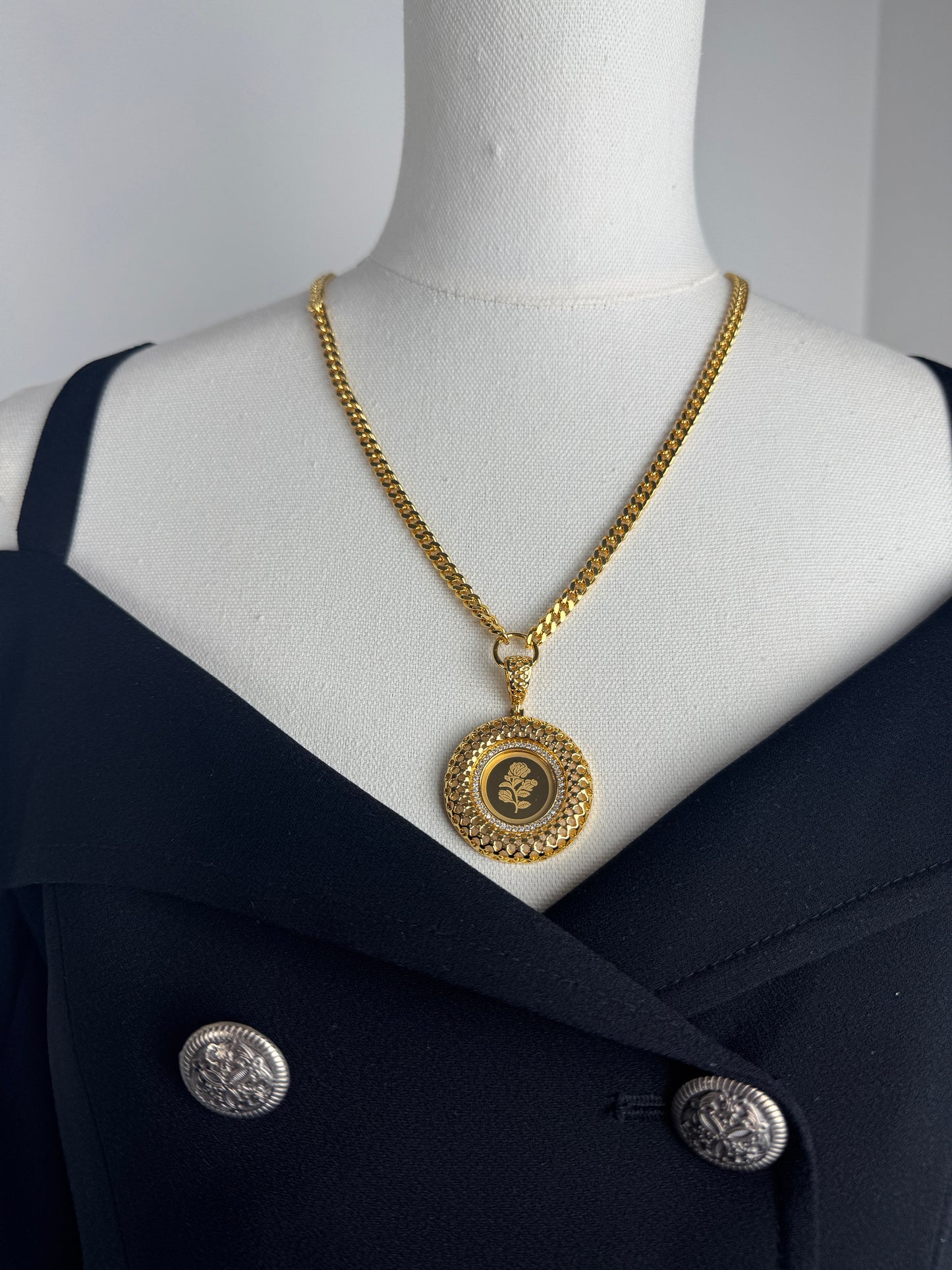 ITALIAN GOLD NECKLACE.