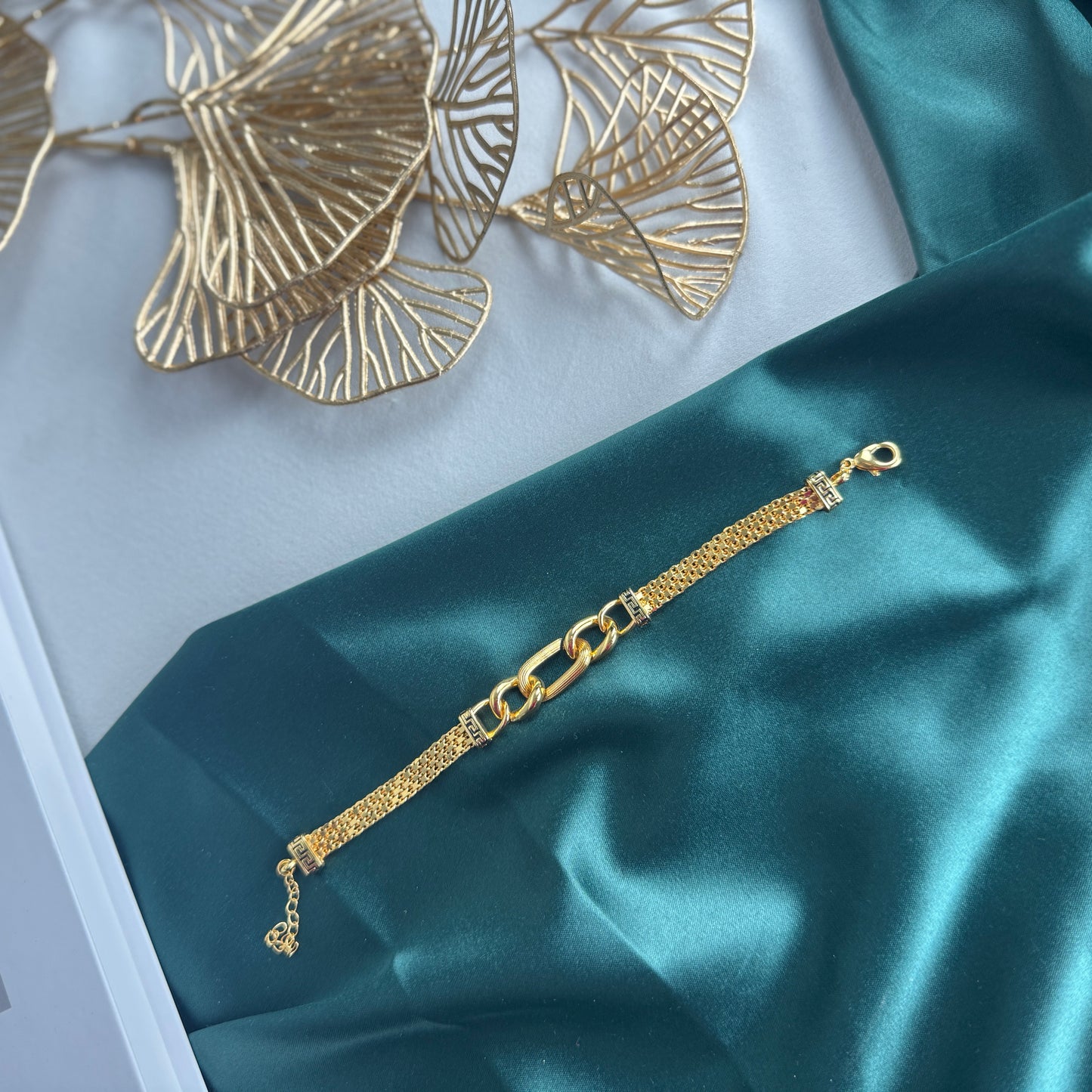 ITALIAN GOLD BRACELET.
