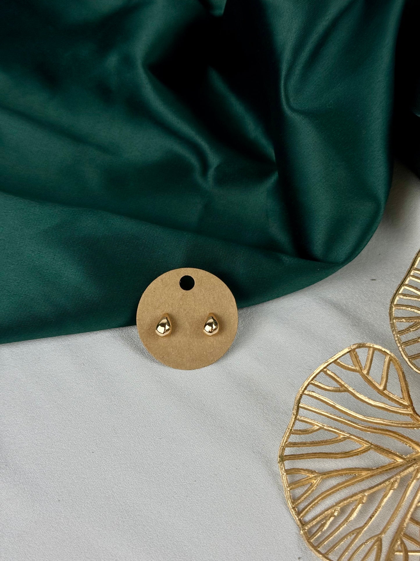 ITALIAN GOLD EARRINGS.