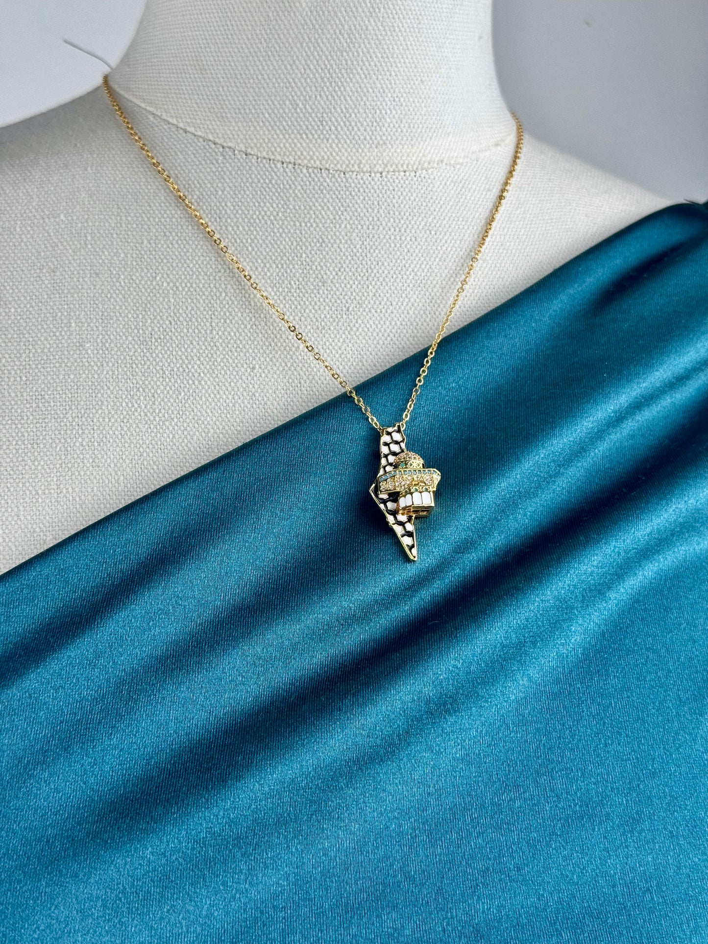 ITALIAN GOLD NECKLACE.