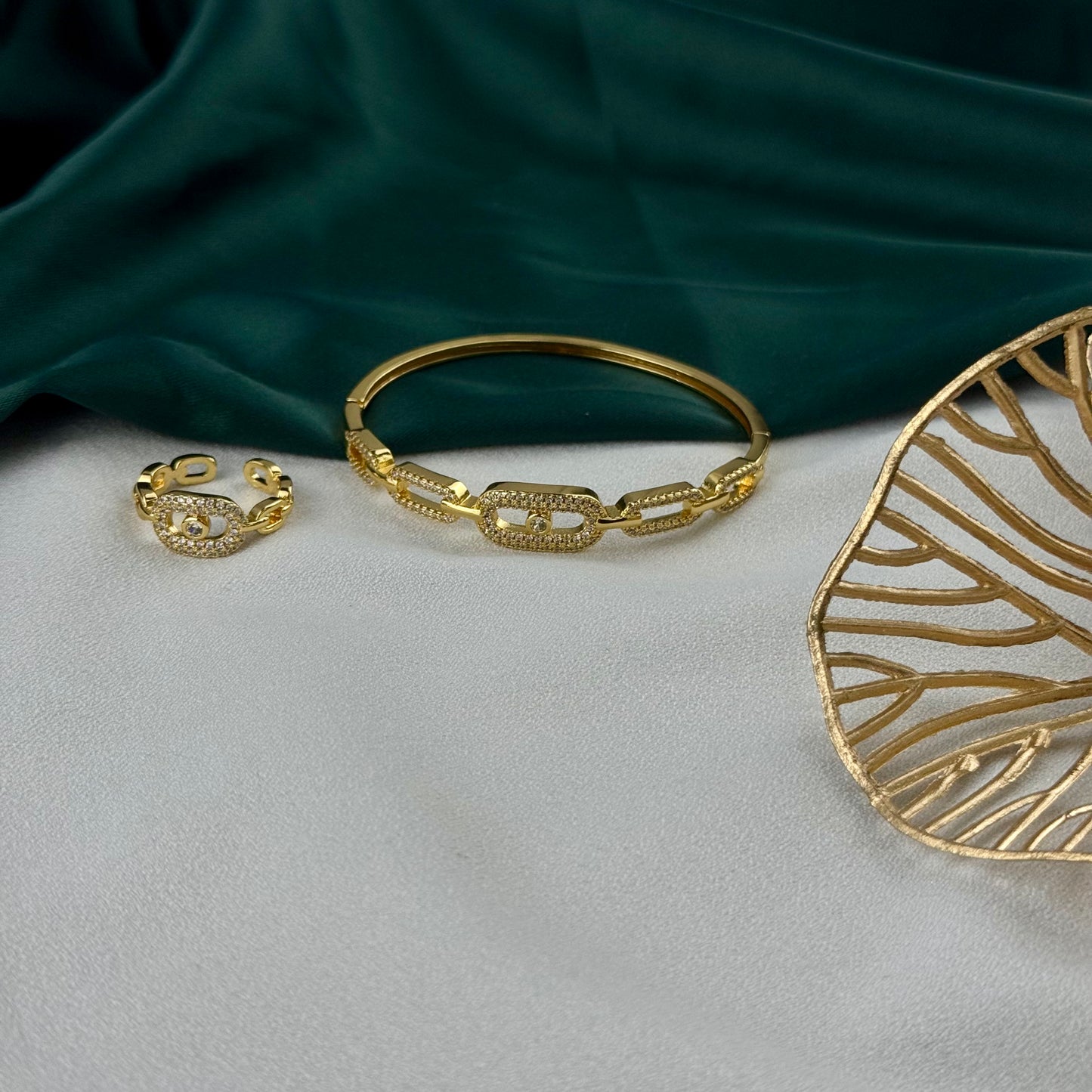 ITALIAN GOLD BRACELET AND RING SET.