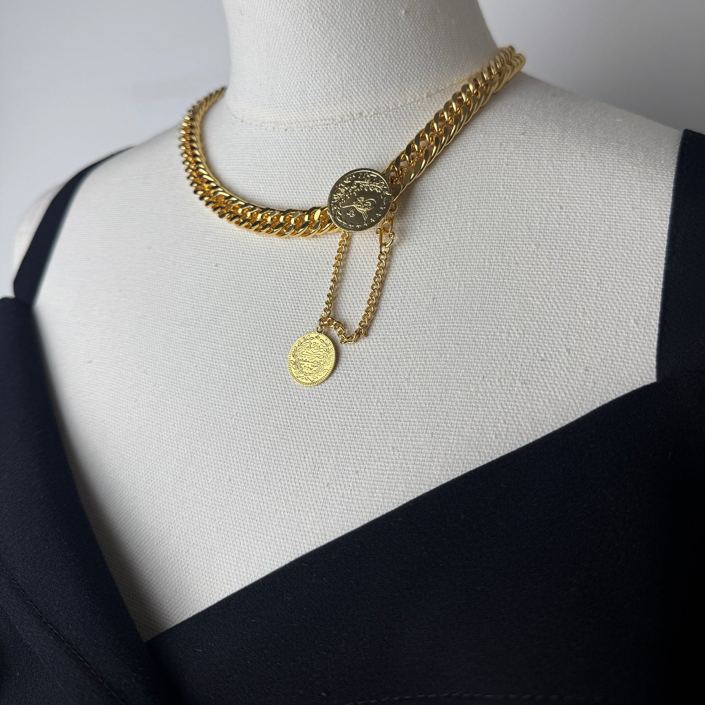 ITALIAN GOLD NECKLACE.