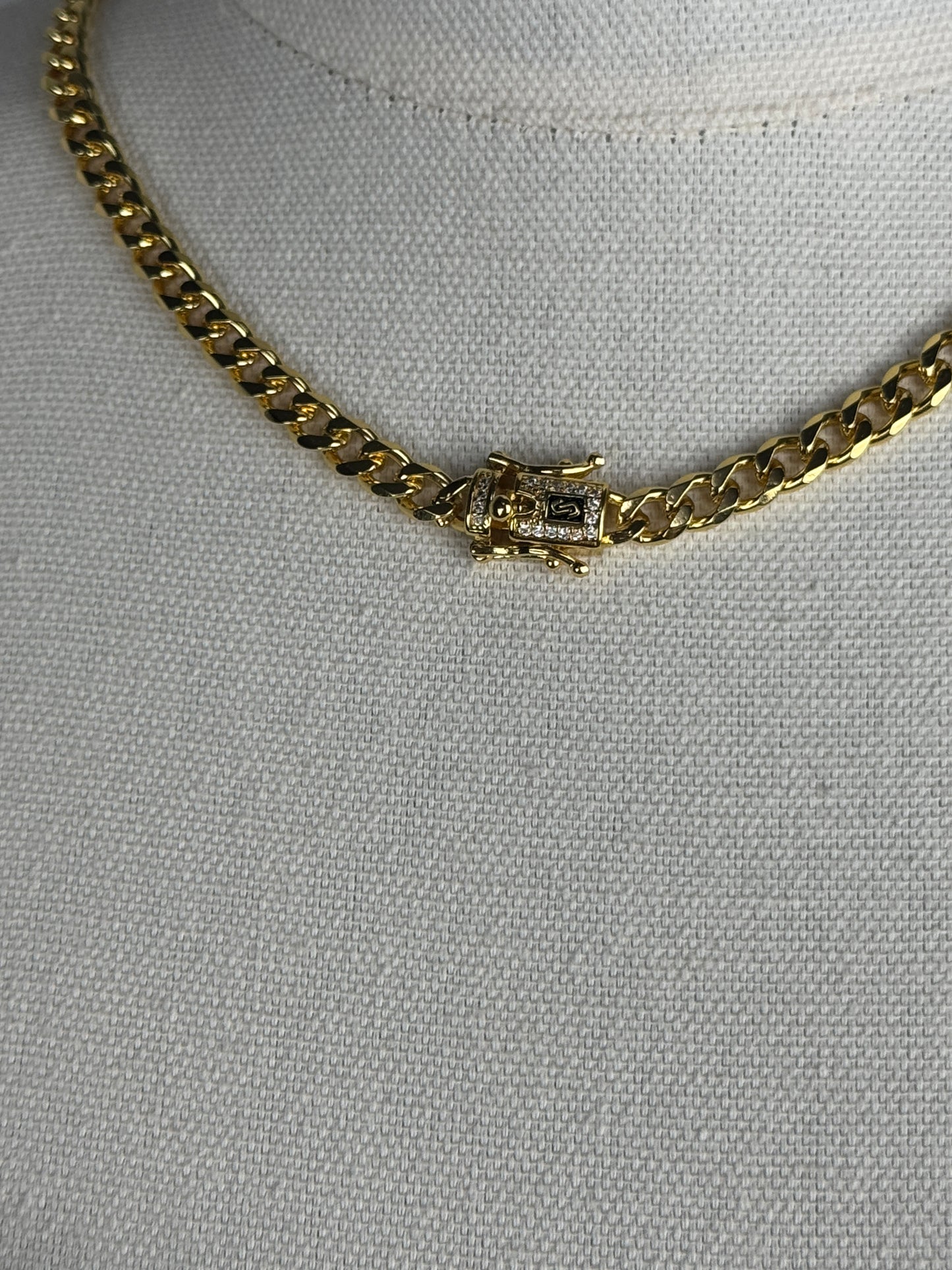 ITALIAN GOLD NECKLACE.