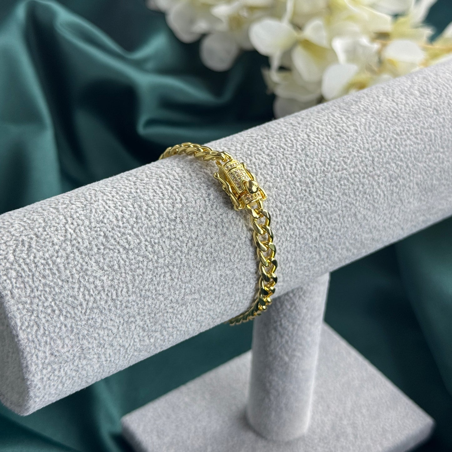 ITALIAN GOLD BRACELET.