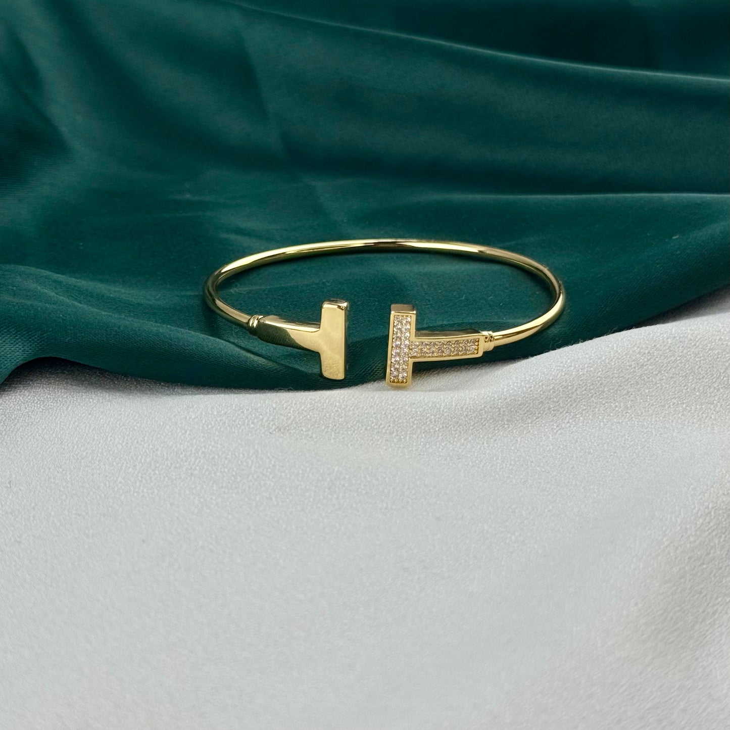 ITALIAN GOLD BANGLE BRACELET.