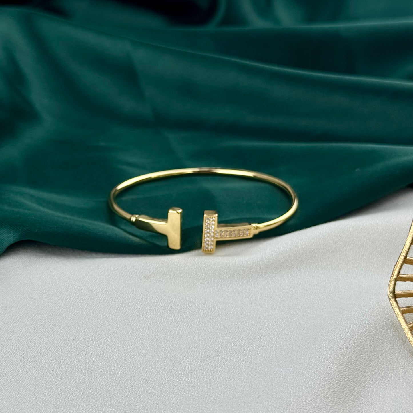 ITALIAN GOLD BANGLE BRACELET.