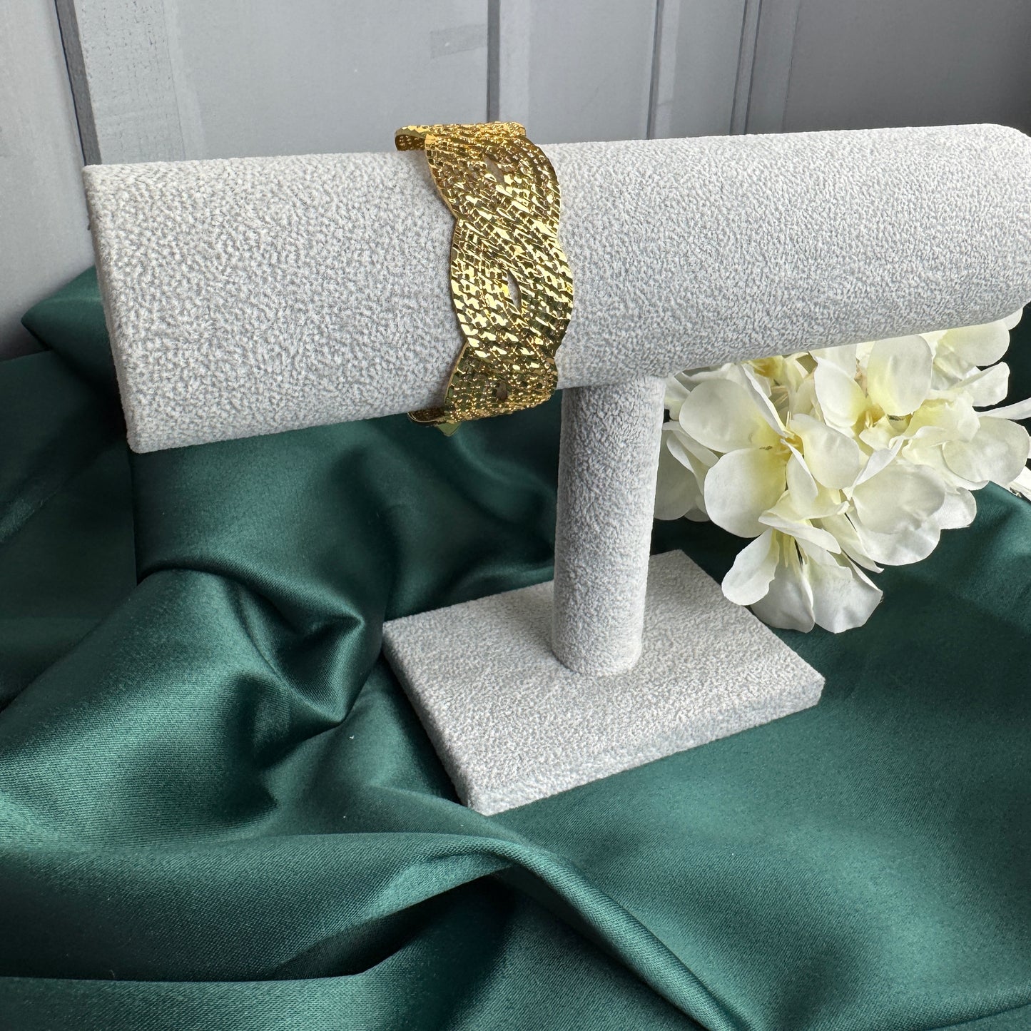 ITALIAN GOLD BANGLE BRACELET