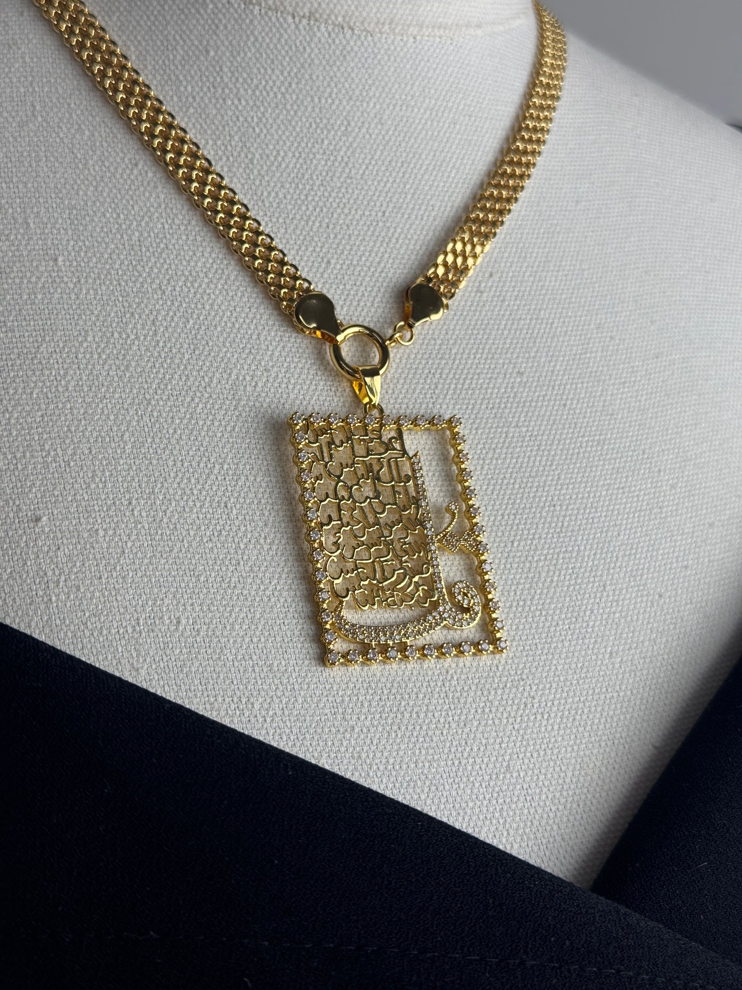 ITALIAN GOLD NECKLACE.