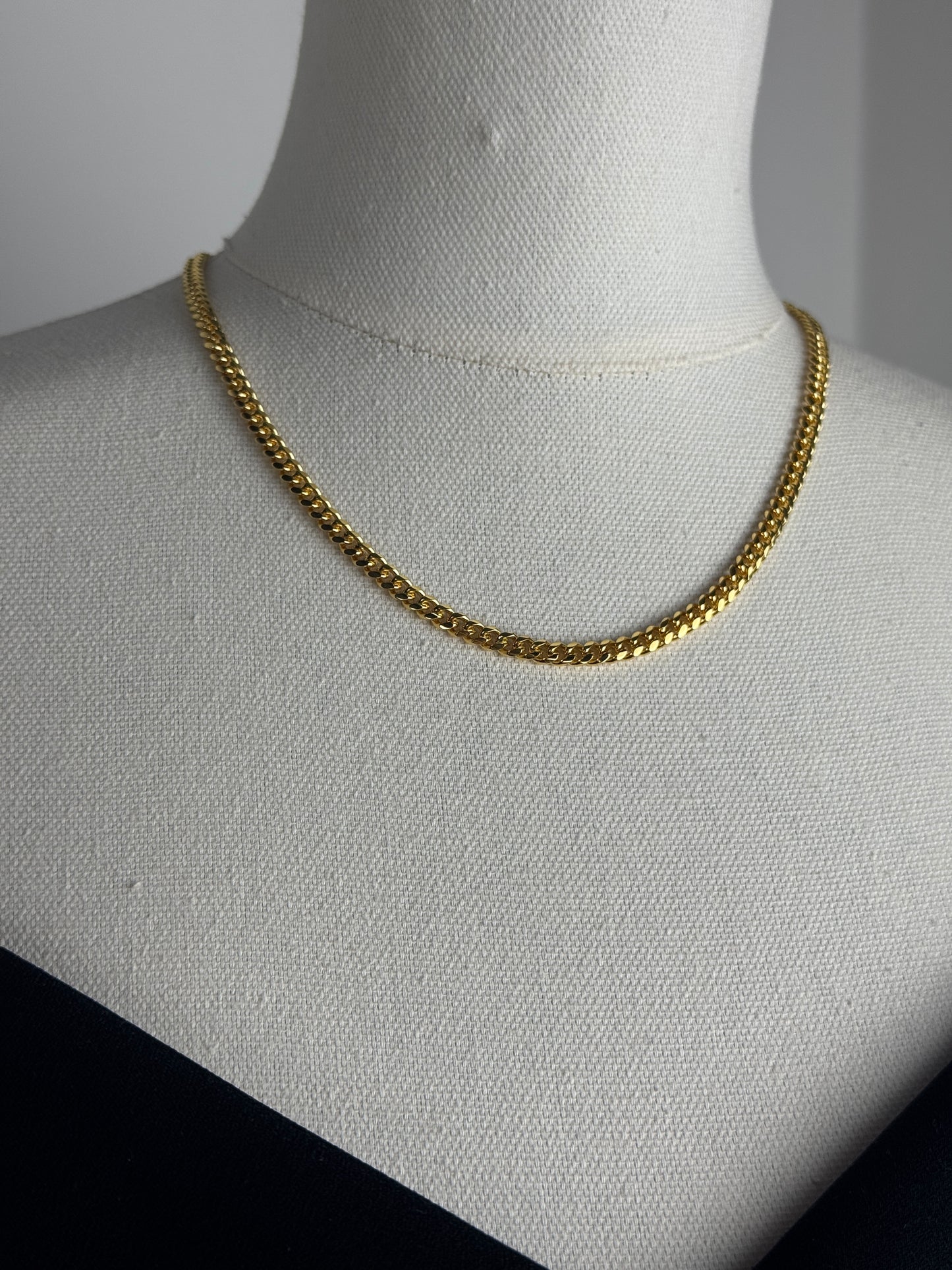 ITALIAN GOLD NECKLACE.