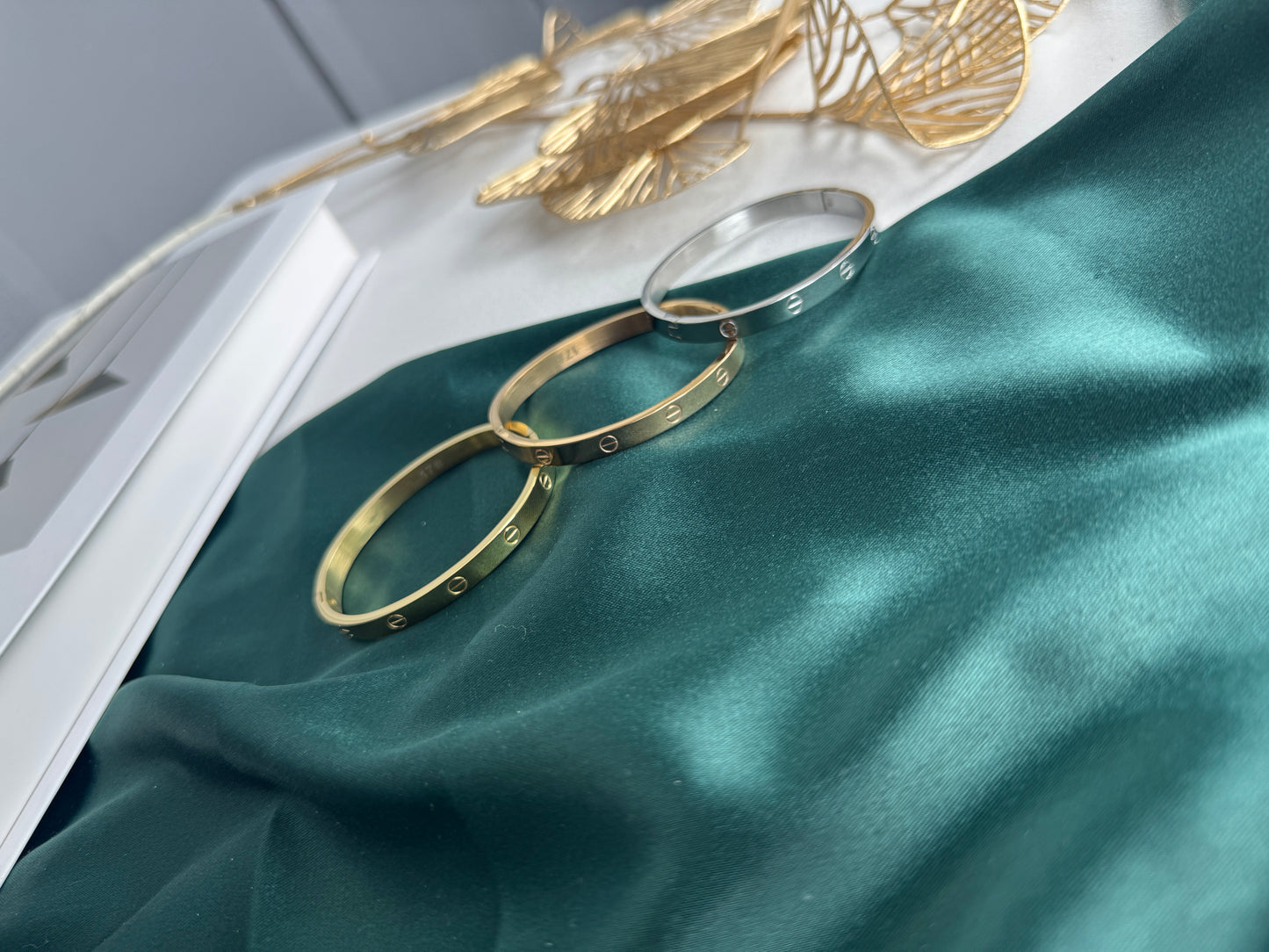 ITALIAN GOLD BANGLE BRACELET.