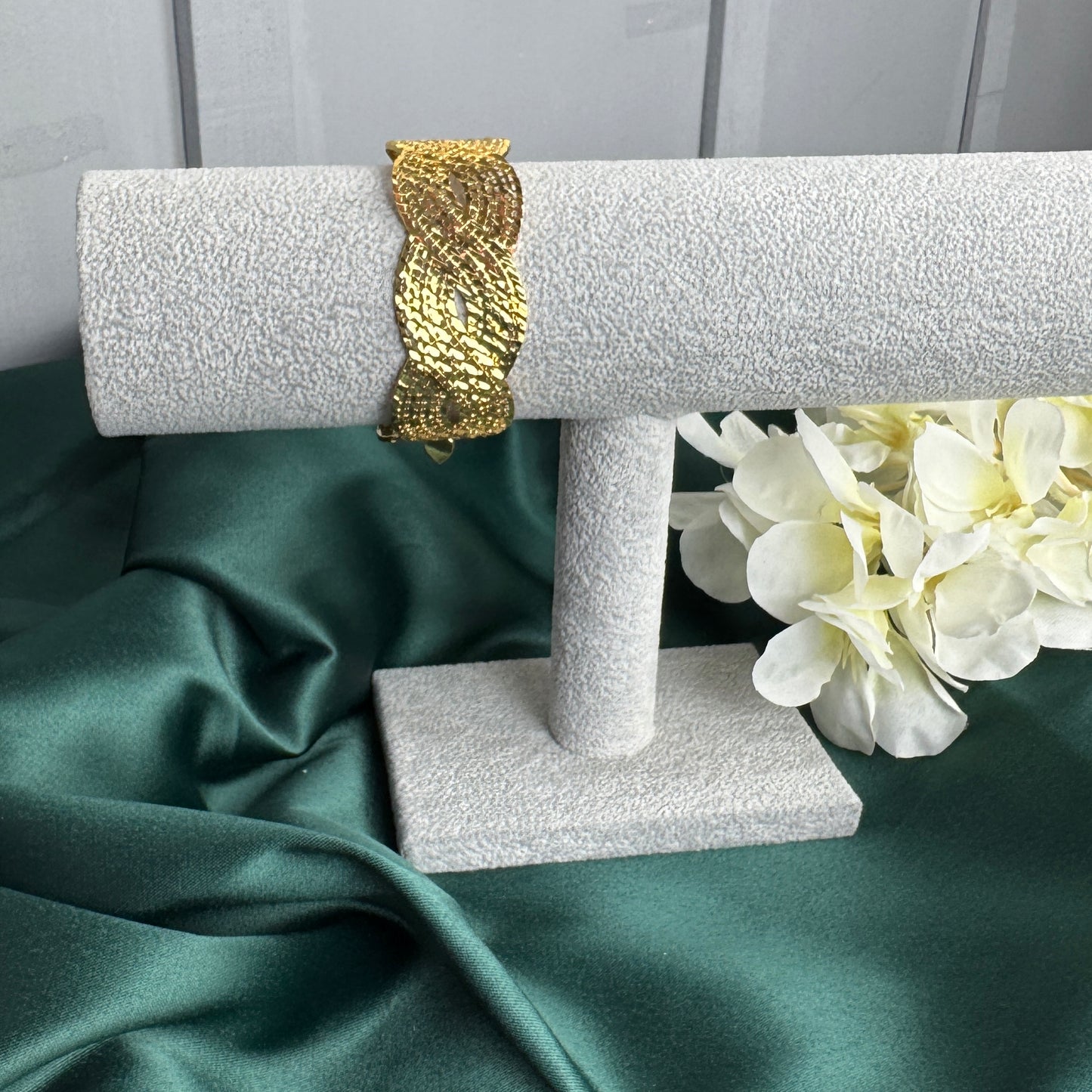 ITALIAN GOLD BANGLE BRACELET