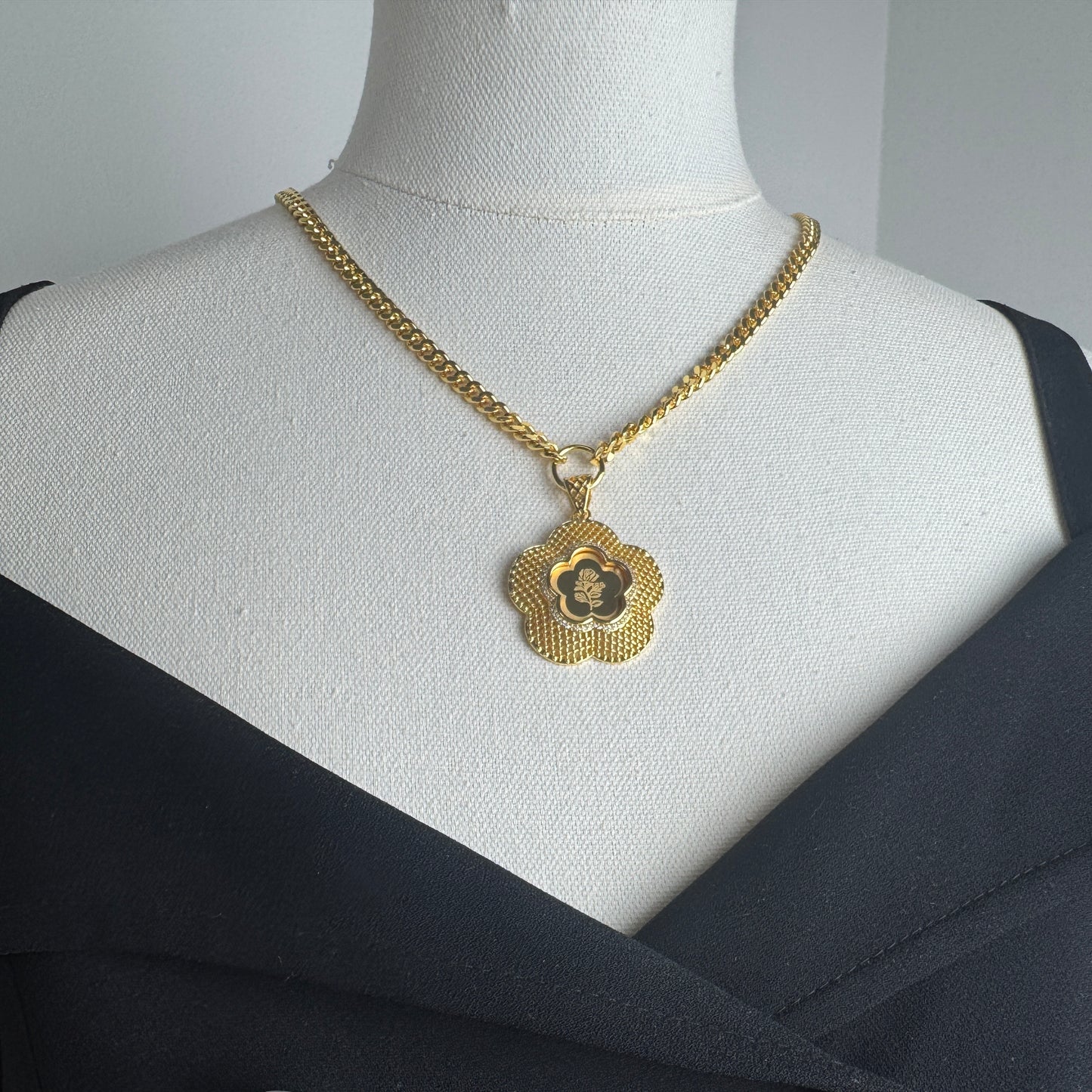 ITALIAN GOLD NECKLACE.
