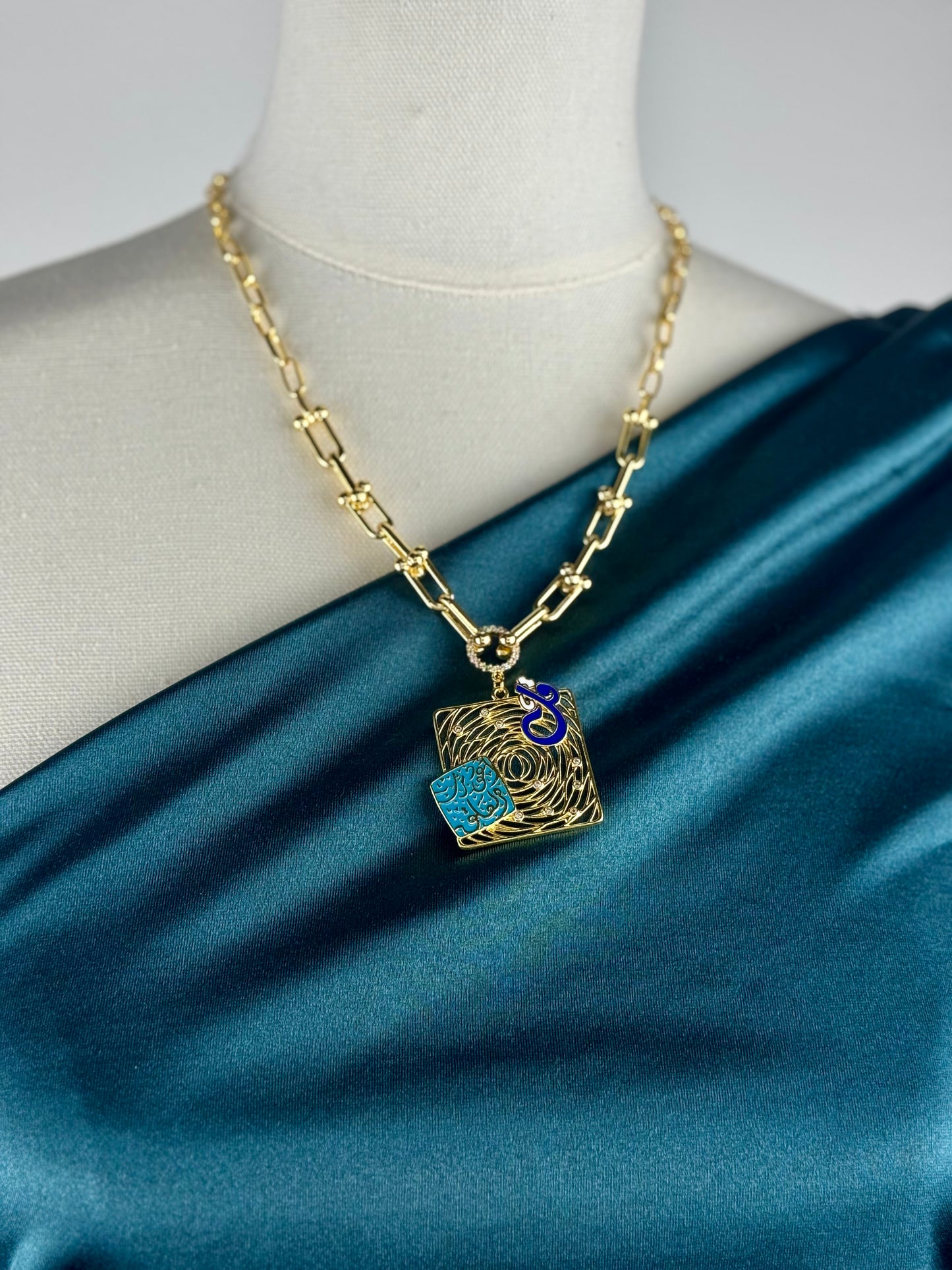 ITALIAN GOLD NECKLACE.