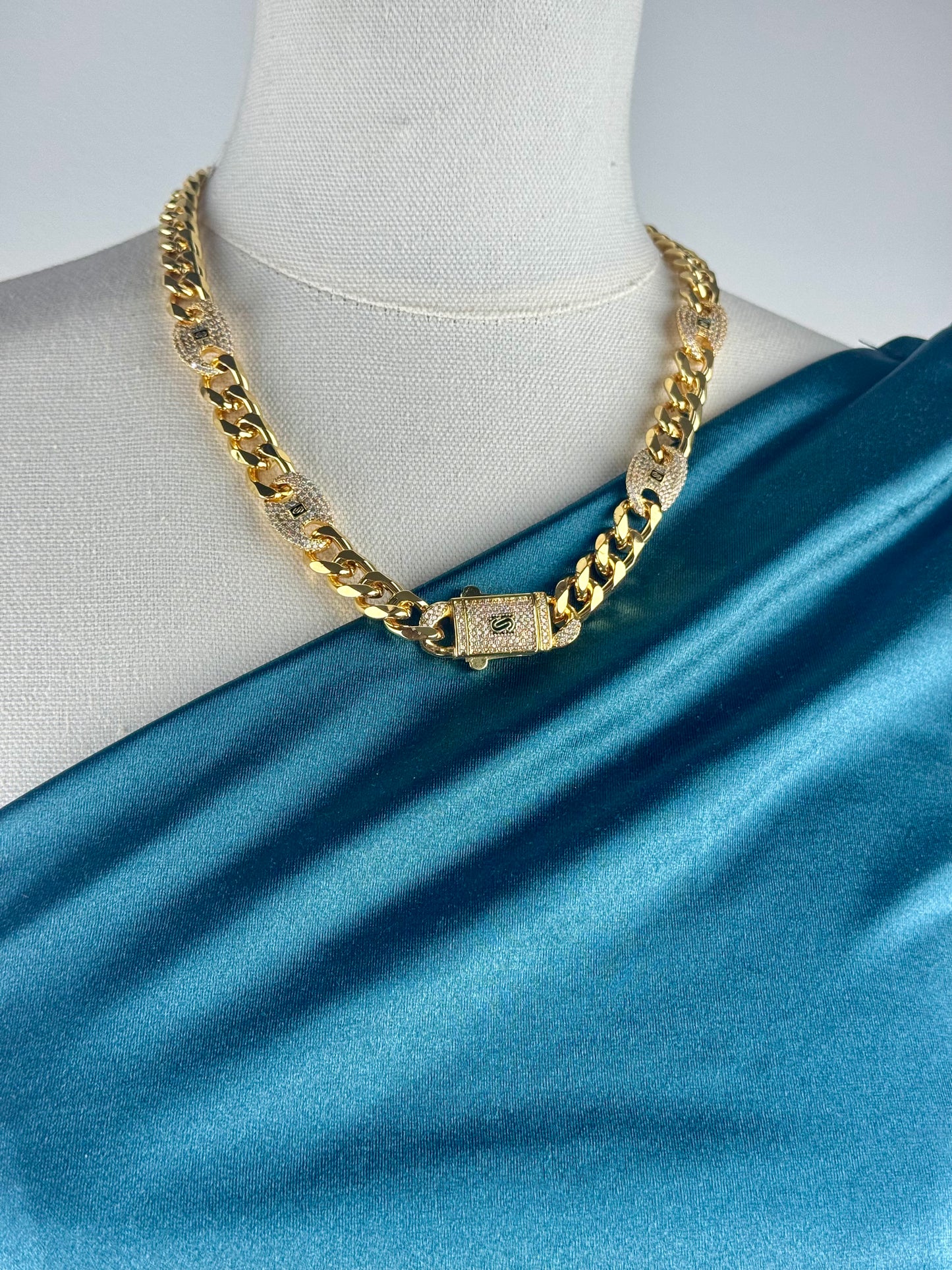 ITALIAN GOLD NECKLACE.