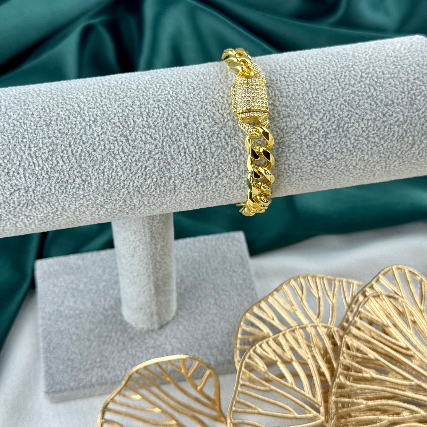 ITALIAN GOLD BRACELET.
